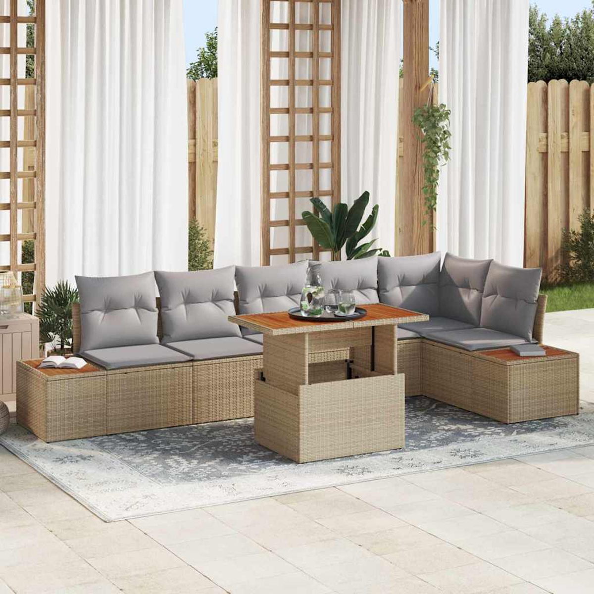 Gartenmöbel mit grauen Kissen, einem Holztisch und einem Teppich. Weiße Vorhänge und ein Holzzaun vervollständigen die Szene.
