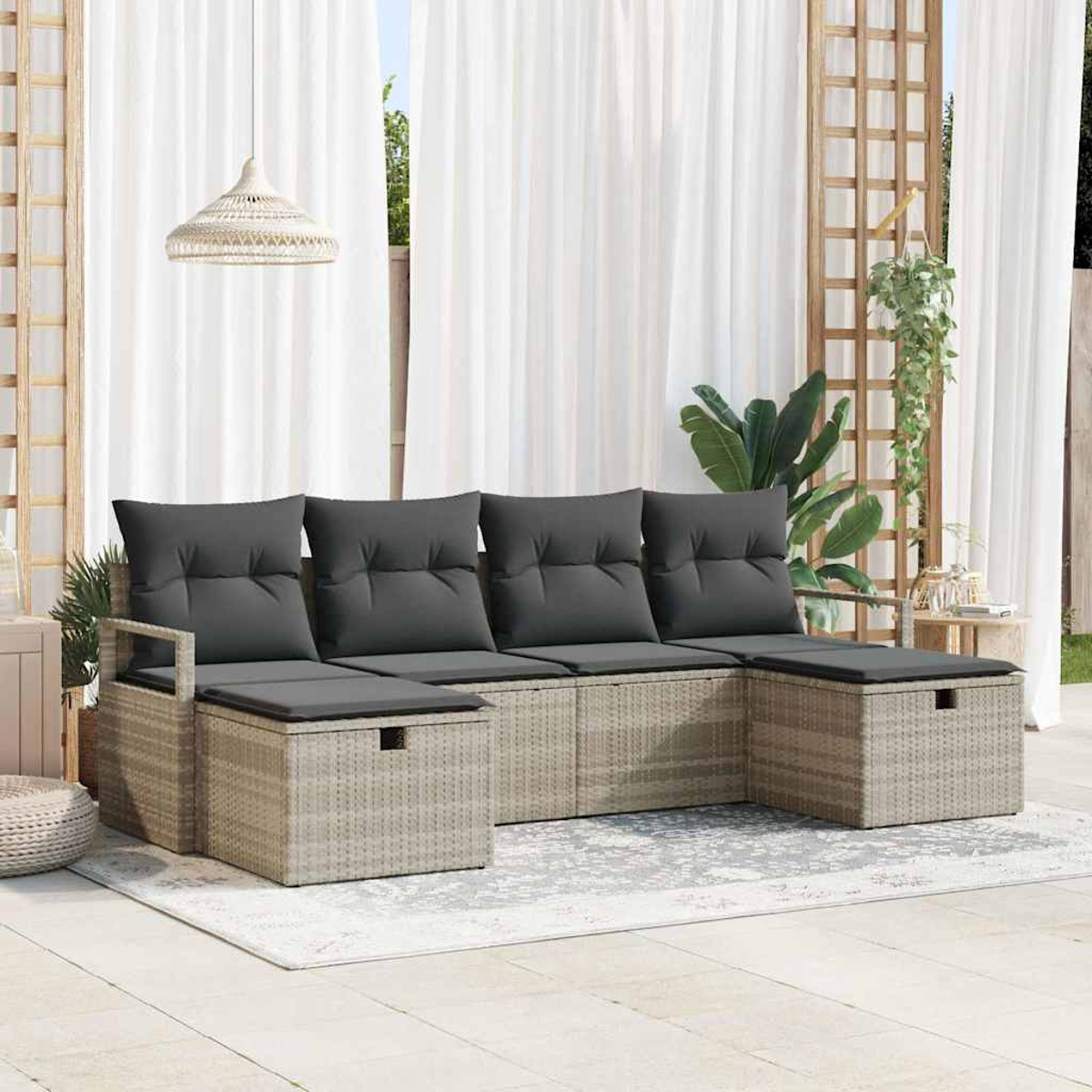 Outdoor-Ecksofa mit grauen Kissen auf einer Terrasse. Weiße Vorhänge und eine Hängelampe sind im Hintergrund.