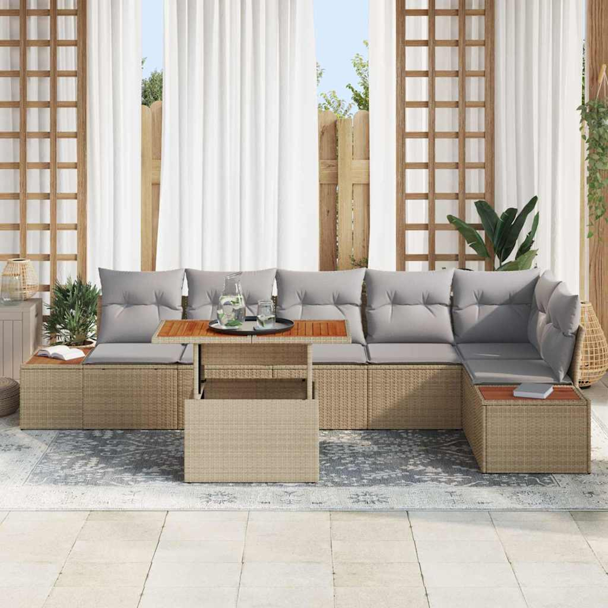 Outdoor-Ecksofa mit grauen Kissen und Holztisch. Weiße Vorhänge und Gitter im Hintergrund. Teppich auf dem Boden.