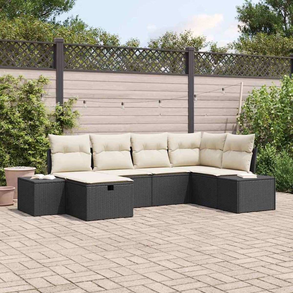 Gartensofa mit cremefarbenen Kissen. Die Szene umfasst eine Terrasse, einen Zaun und Pflanzen.