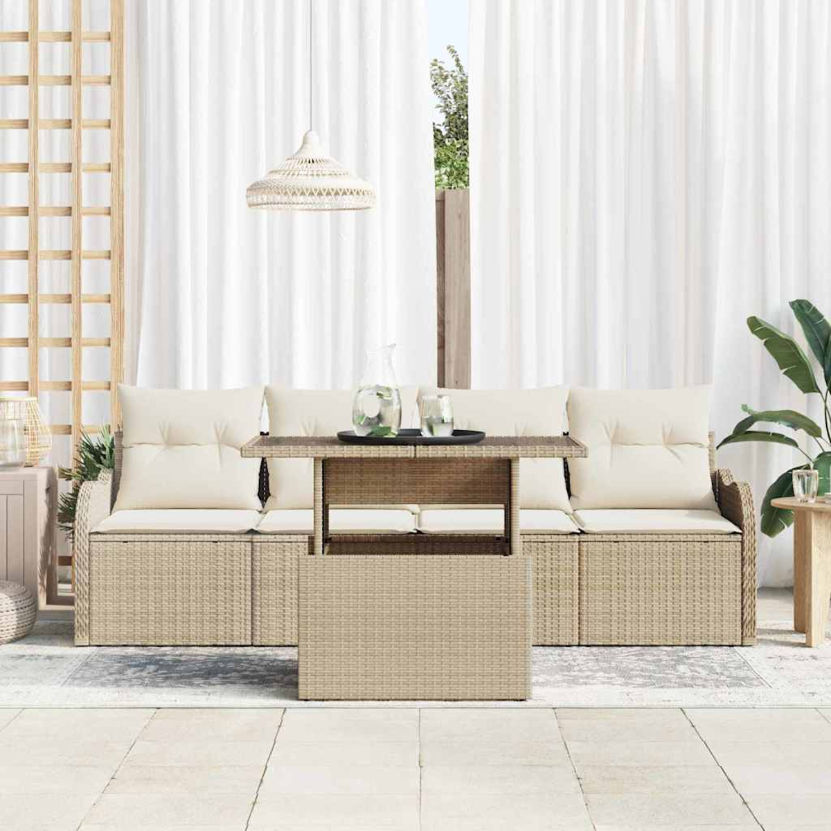 Garten-Sitzgruppe mit beigem gewebtem Sofa und Tisch. Weiße Vorhänge im Hintergrund und eine Hängelampe. Rechts eine Pflanze.