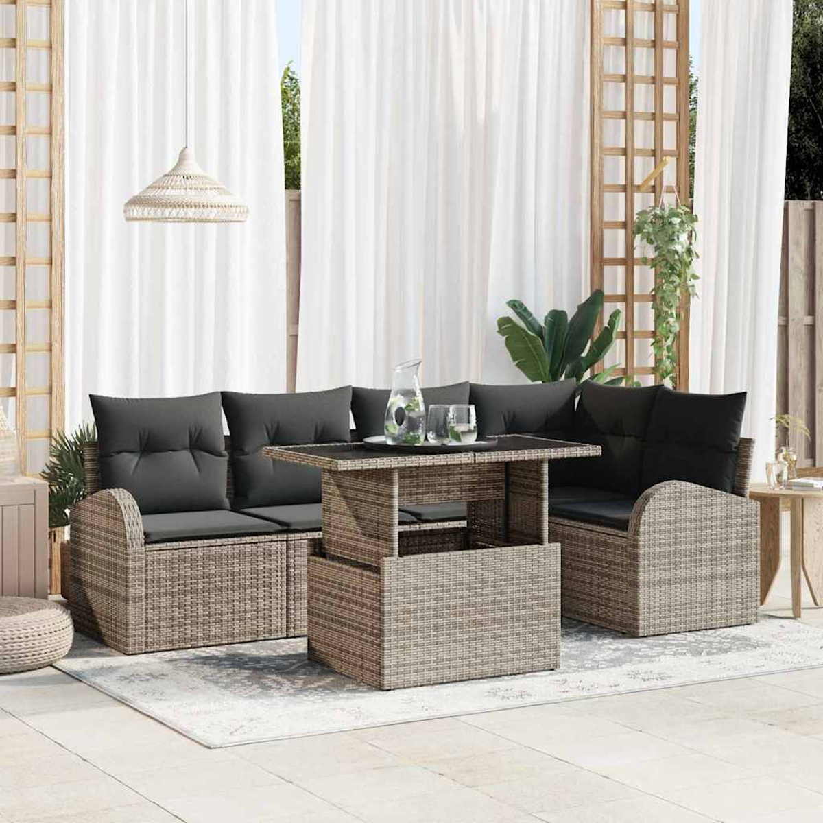 Gartenlounge-Set mit gewebten Möbeln, schwarzen Kissen und einem Tisch. Weiße Vorhänge und Hängepflanze im Hintergrund.
