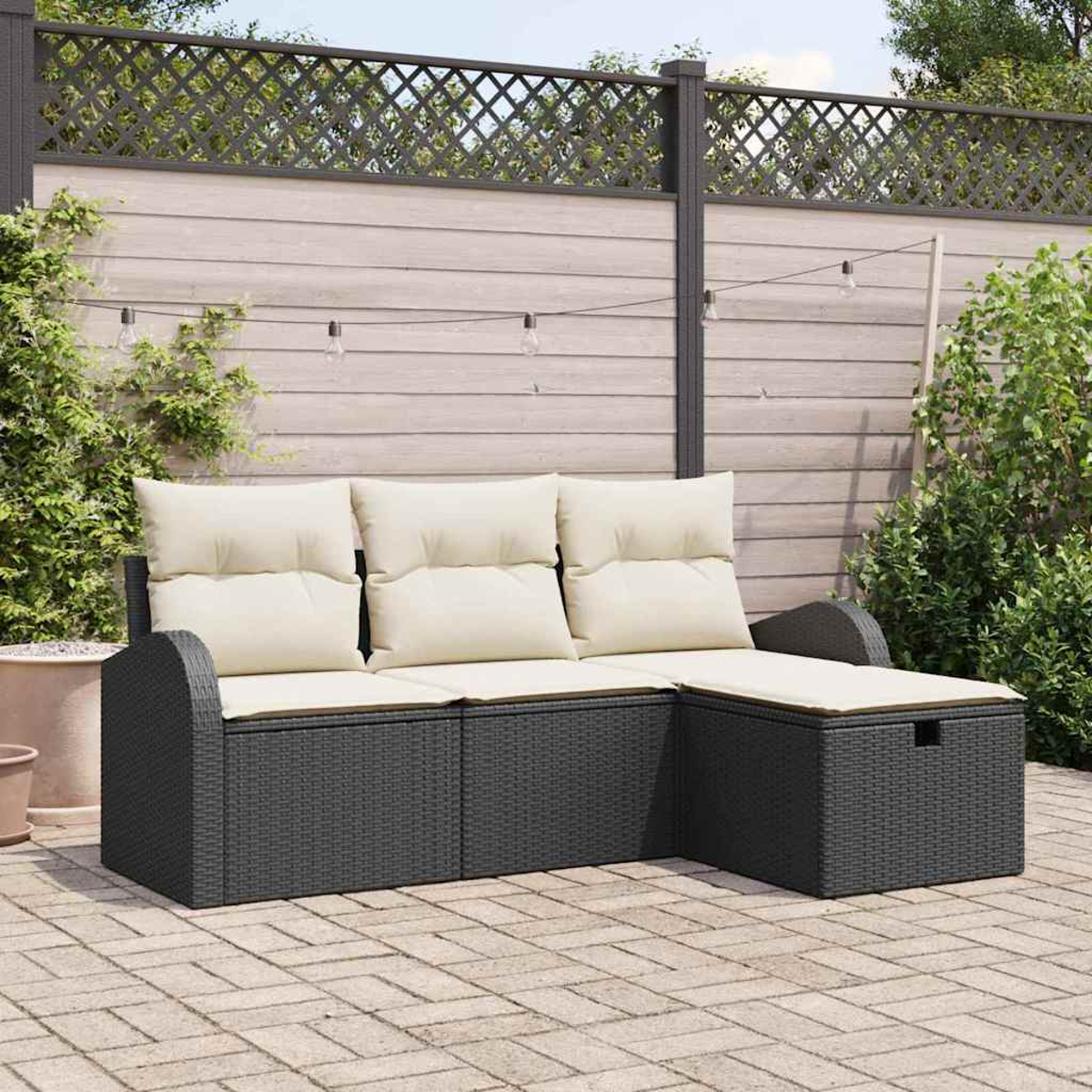 Ein Ecksofa mit cremefarbenen Kissen steht auf einer Terrasse. Ein Holzzaun und Grün schaffen eine Gartenkulisse.