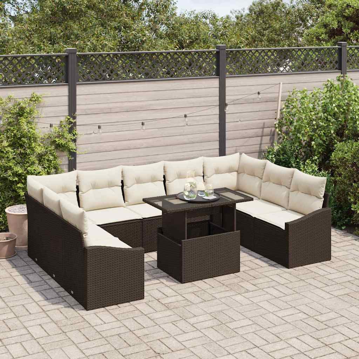 Garten-Terrassenset mit dunkelbraunen Korbmöbeln, beigefarbenen Kissen und einem Tisch mit Hubfunktion.