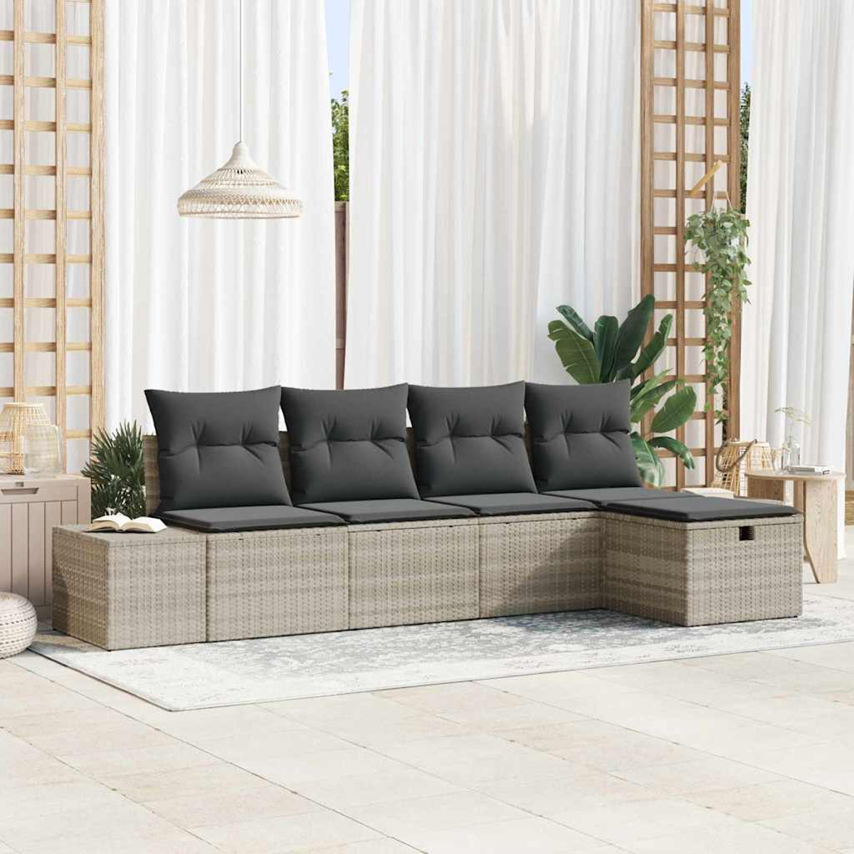 Outdoor-Sofa mit grauen Kissen. Weiße Vorhänge und Holzgitter im Hintergrund. Eine gewebte Pendelleuchte hängt darüber.