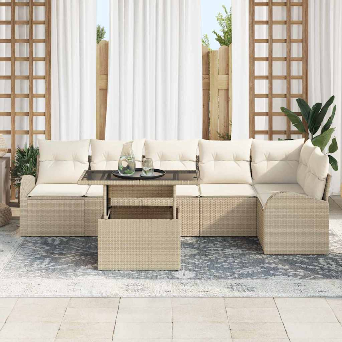 Outdoor-Ecksofa mit cremefarbenen Kissen und einem Couchtisch. Weiße Vorhänge und ein Zaun im Hintergrund.