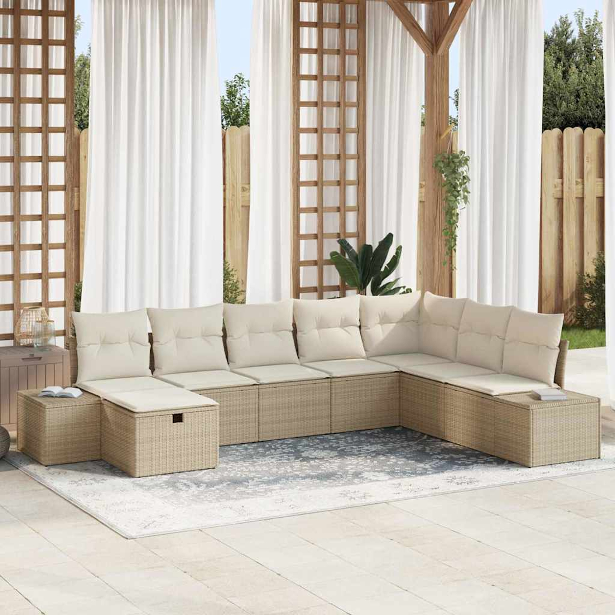 L-förmiges beiges Korbmöbel mit cremefarbenen Kissen auf einer Terrasse mit weißen Vorhängen, Holzgitter und einem grauen Teppich.