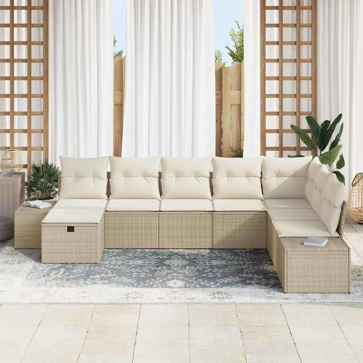 Ein Ecksofa im Freien mit cremefarbenen Kissen. Dahinter weiße Vorhänge, Holzgitter und Pflanzen. Ein gemusterter Teppich auf dem Boden.