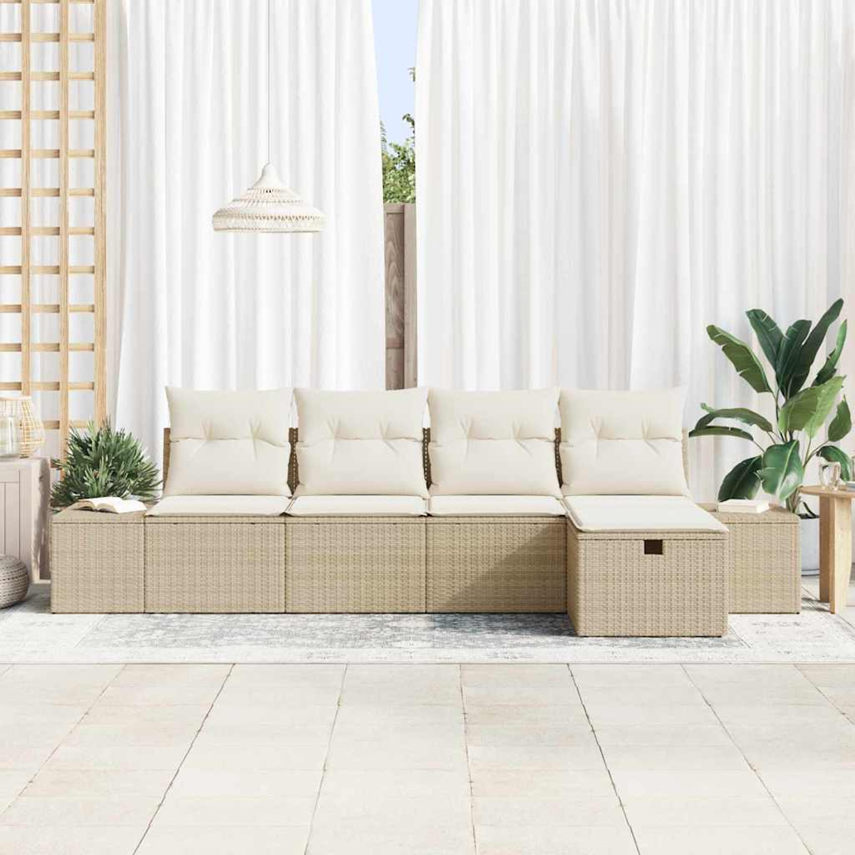 Beiges Outdoor-Ecksofa mit weißen Kissen. Dahinter weiße Vorhänge und ein Fenster. Pflanzen und eine Hängelampe sind sichtbar.