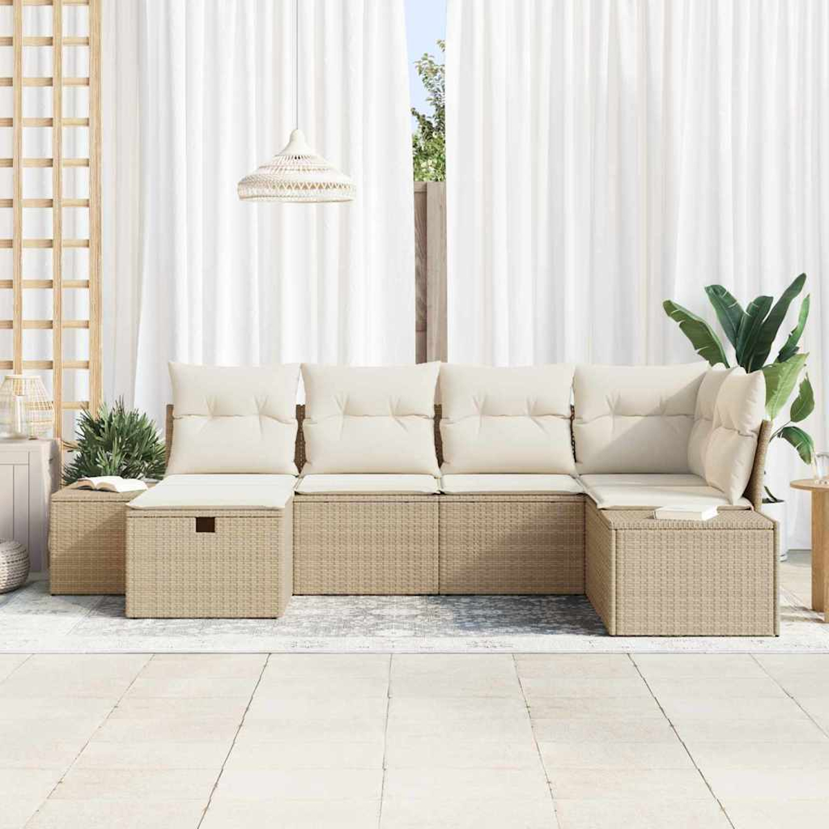 Outdoor-Sofa aus beigem Korbgeflecht mit cremefarbenen Kissen. Weiße Vorhänge im Hintergrund, eine Hängelampe und eine grüne Pflanze.