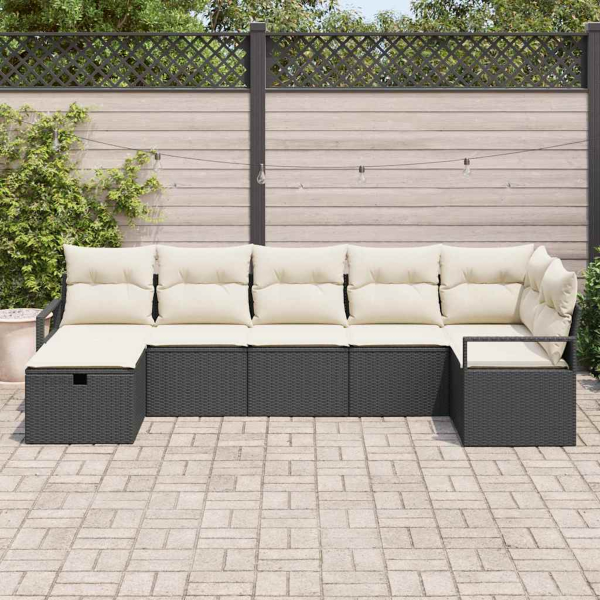 Outdoor-Ecksofa mit cremefarbenen Kissen auf einer Terrasse. Das Sofa ist dunkelgrau mit einer passenden Aufbewahrungsbox. Im Hintergrund ist ein Zaun.