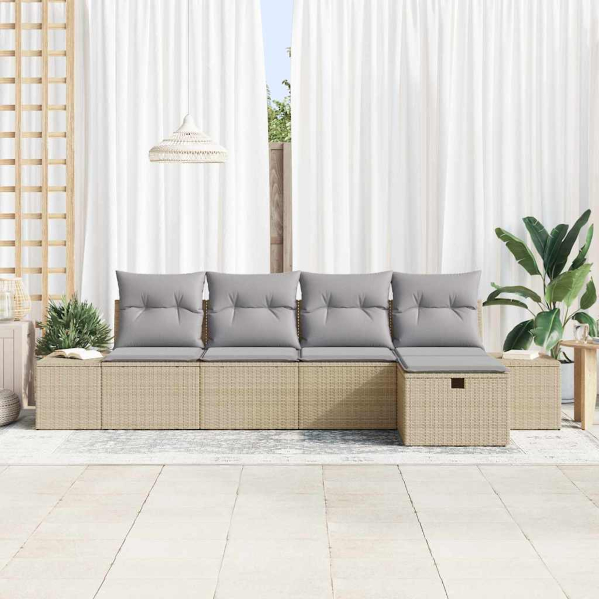 Ein Korbmöbel-Sofa mit grauen Kissen steht auf einer gefliesten Terrasse. Weiße Vorhänge und eine Hängelampe im Hintergrund.