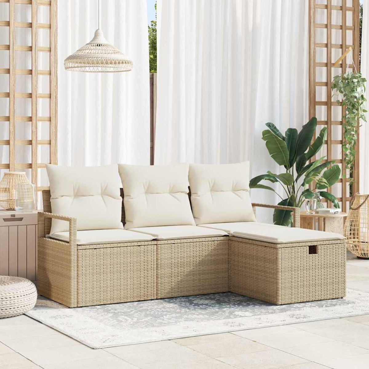 Beiges Rattan-Ecksofa mit weißen Kissen auf einer Terrasse. Eine Hängelampe, Pflanzen und ein Teppich ergänzen die Szene.
