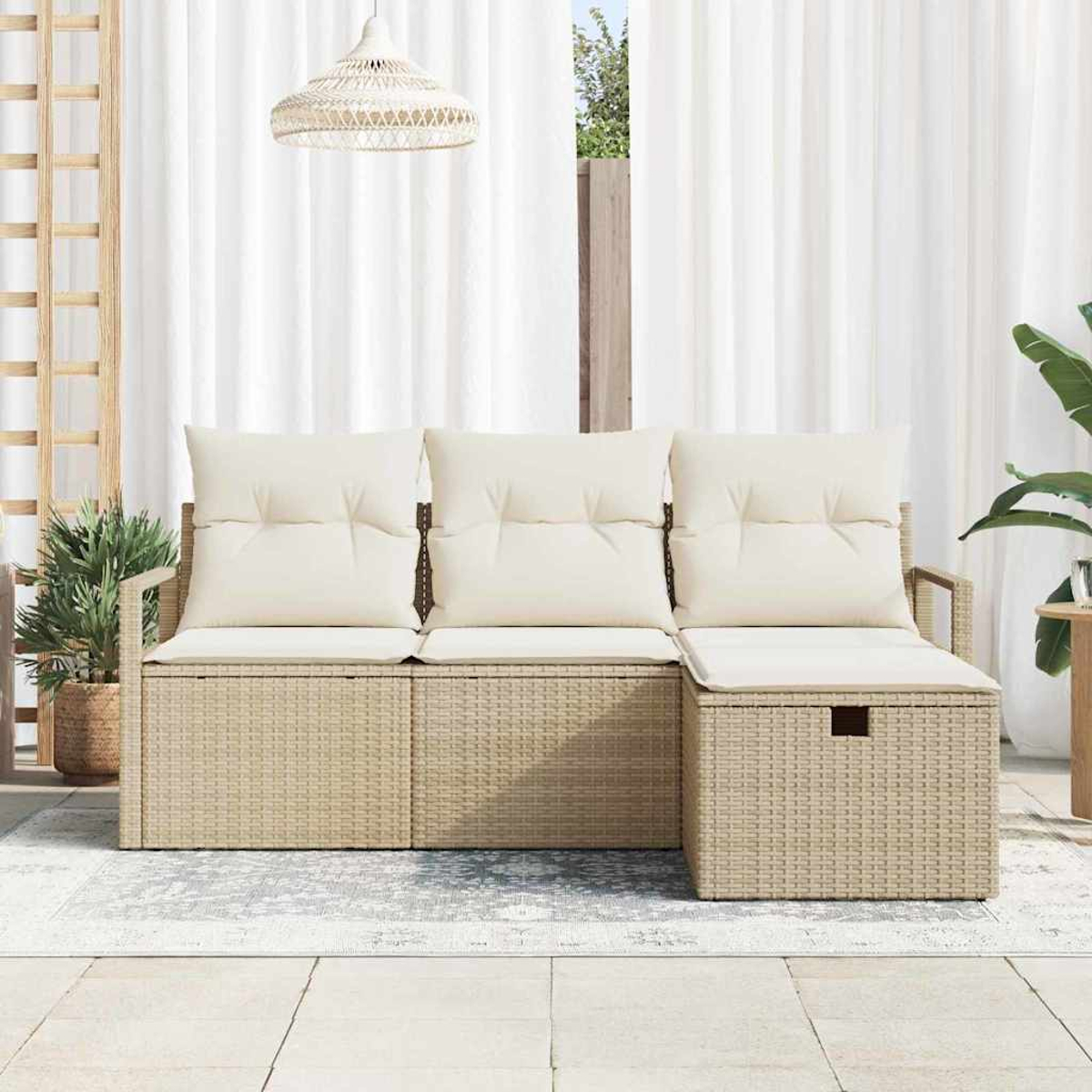 Beiges Outdoor-Sofa aus Korbgeflecht mit cremefarbenen Kissen vor weißen Vorhängen. Mit Pflanzen, einer gewebten Lampe und einem Teppich auf einer Terrasse.