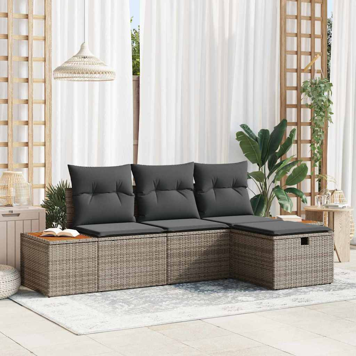 Geflochtenes Outdoor-Ecksofa mit grauen Kissen. Weiße Vorhänge, Holzgitter und Pflanzen im Hintergrund.