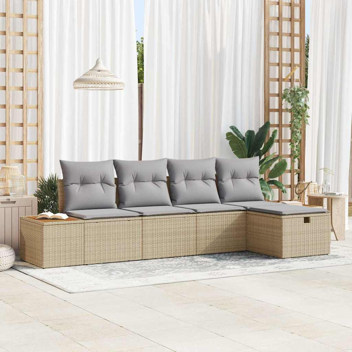 Outdoor-Sitzbereich mit beigem Korbmöbelsofa, grauen Kissen. Weiße Vorhänge, Holzgitter und Pflanzen im Hintergrund. Heller, luftiger Raum.