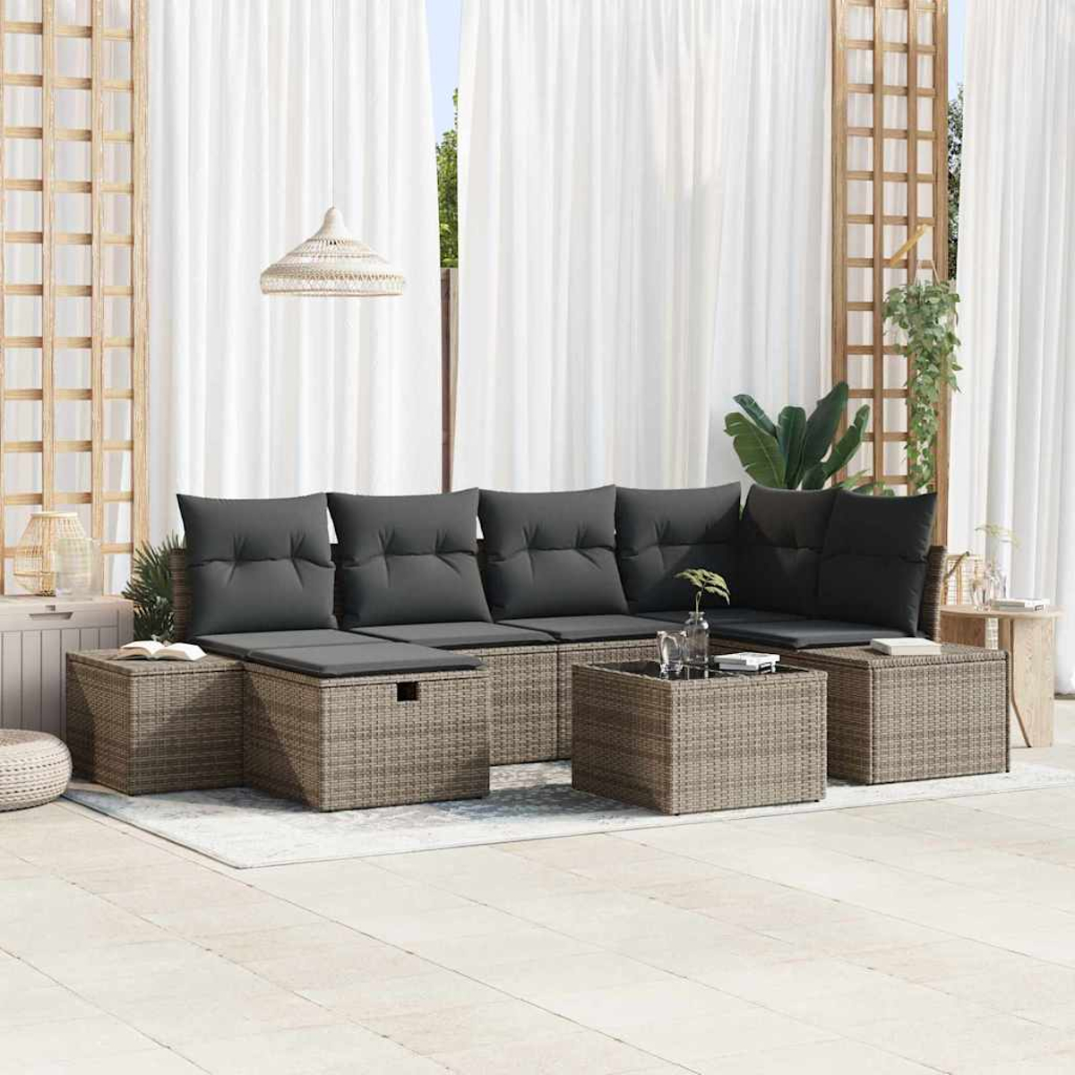 Gartenmöbel-Set mit grauen Kissen und gewebten braunen Basen, darunter ein Sofa, Hocker und Couchtisch, vor weißen Vorhängen.