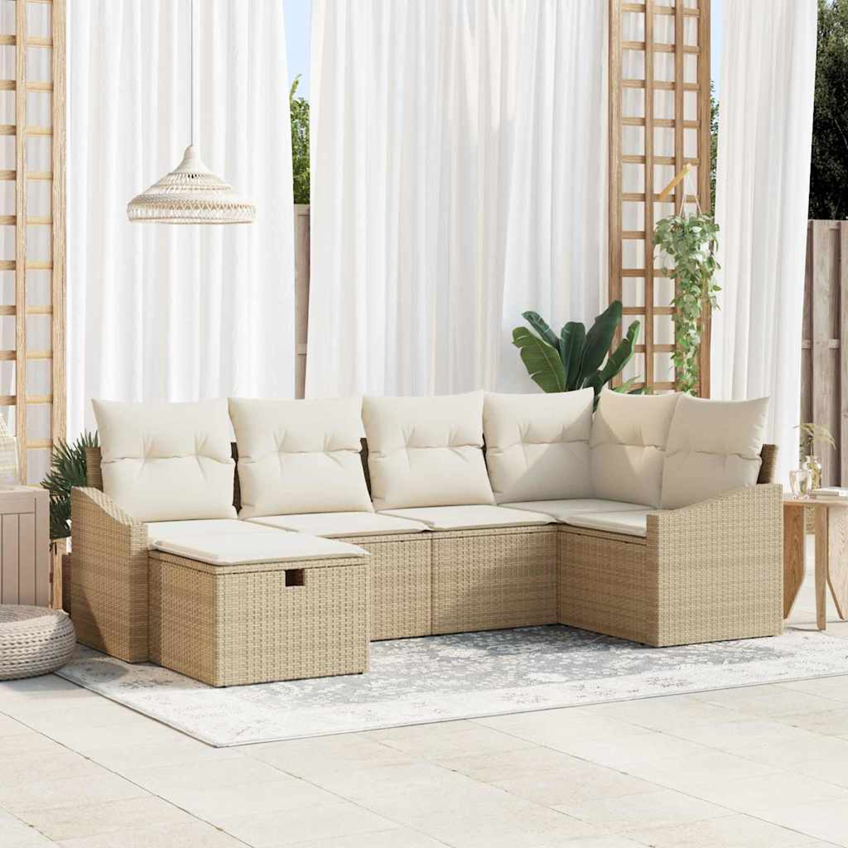 Outdoor-Wicker-Ecksofa mit cremefarbenen Kissen. Weiße Vorhänge im Hintergrund, mit einer Hängeleuchte und Grün.