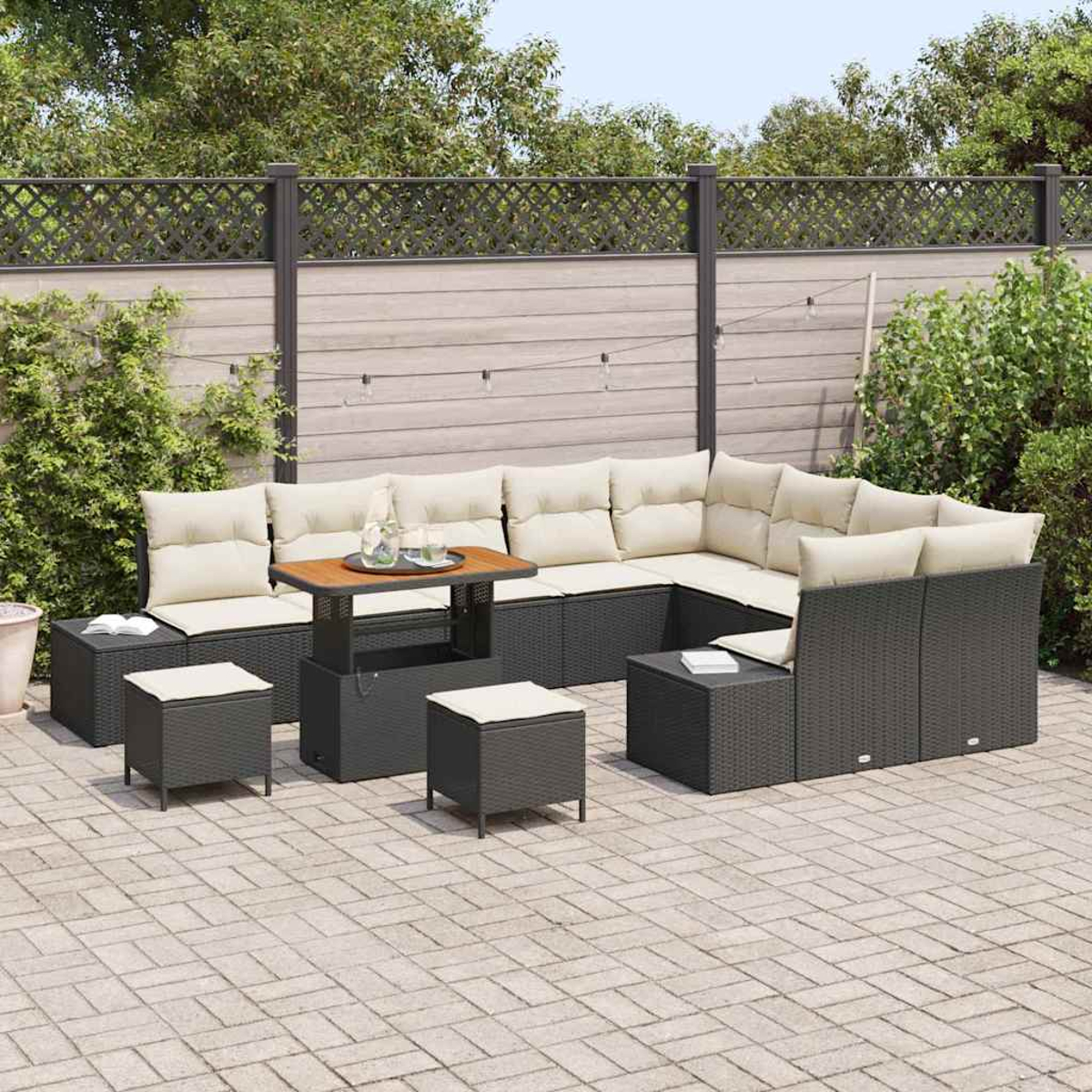 Outdoor-Ecksofa mit beigen Kissen, einem Tisch und Ottomanen auf einer Terrasse. Hintergrund ist ein Zaun und Grün.