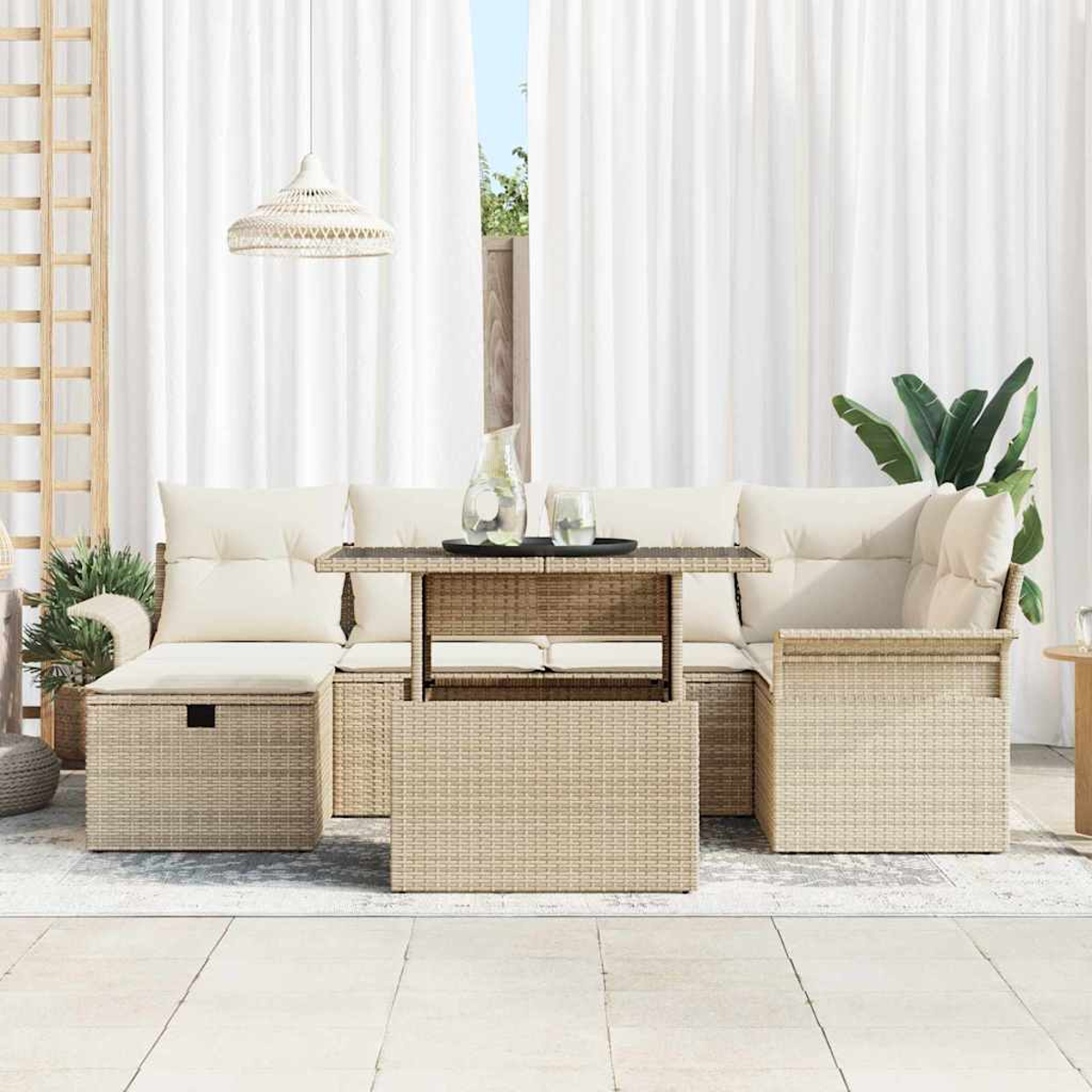 Outdoor-Wicker-Sofagarnitur mit beigen Kissen, Tisch mit Glas, Vorhängen und Pflanzen. Neutrale Töne schaffen eine entspannte Terrasse.
