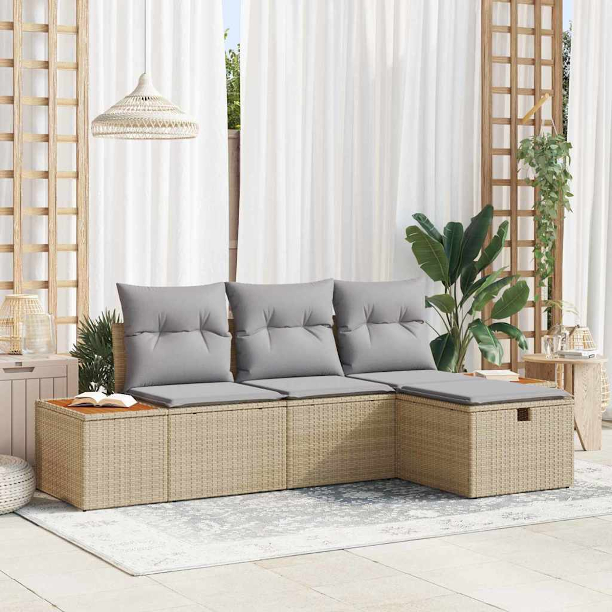 Sitzbereich im Freien mit einem Sofaset aus Korbgeflecht, grauen Kissen und weißen Vorhängen im Hintergrund.