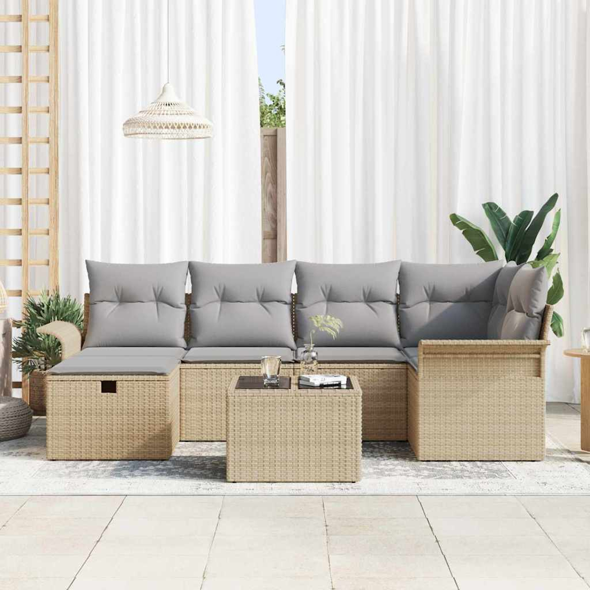 Outdoor-Rattan-Sofagarnitur mit grauen Kissen, kleiner quadratischer Tisch. Weiße Vorhänge und Hängelampe im Hintergrund.