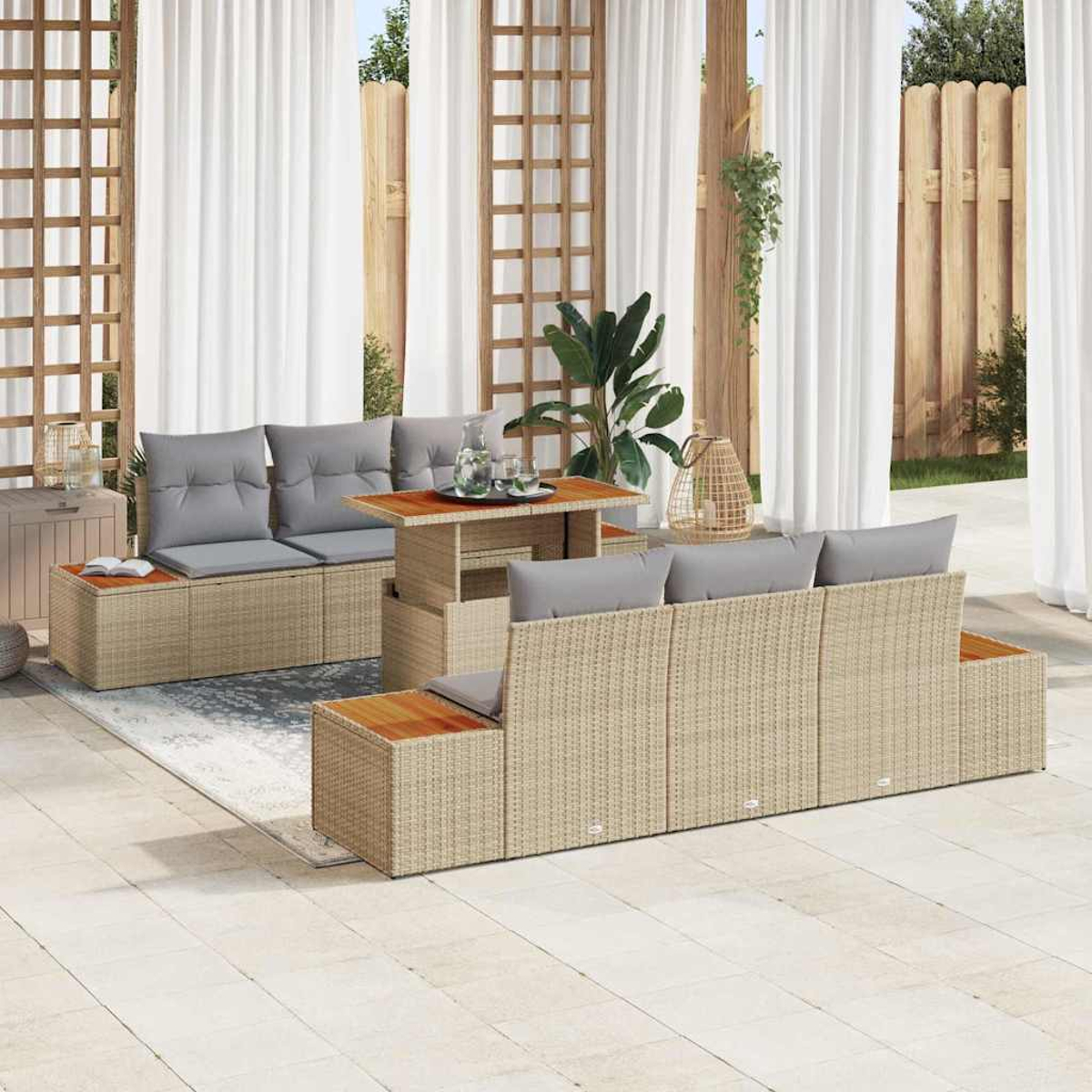 Gartenmöbel-Set mit beigem Korbgeflecht, grauen Kissen und Holztisch. Weiße Vorhänge und Holzstruktur im Hintergrund.
