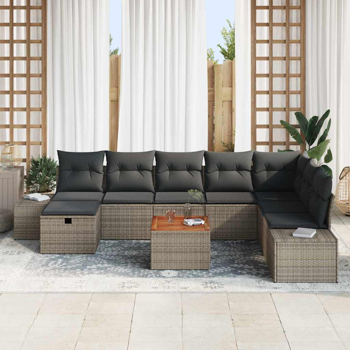 Outdoor-Ecksofa mit grauen Kissen, Holztisch und weißen Vorhängen im Hintergrund.