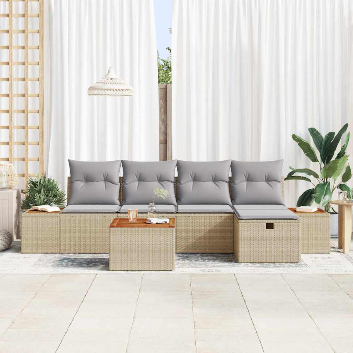 Outdoor-Sitzgruppe mit Sofa, Kissen und einem Couchtisch. Weiße Vorhänge und eine Pflanze im Hintergrund.
