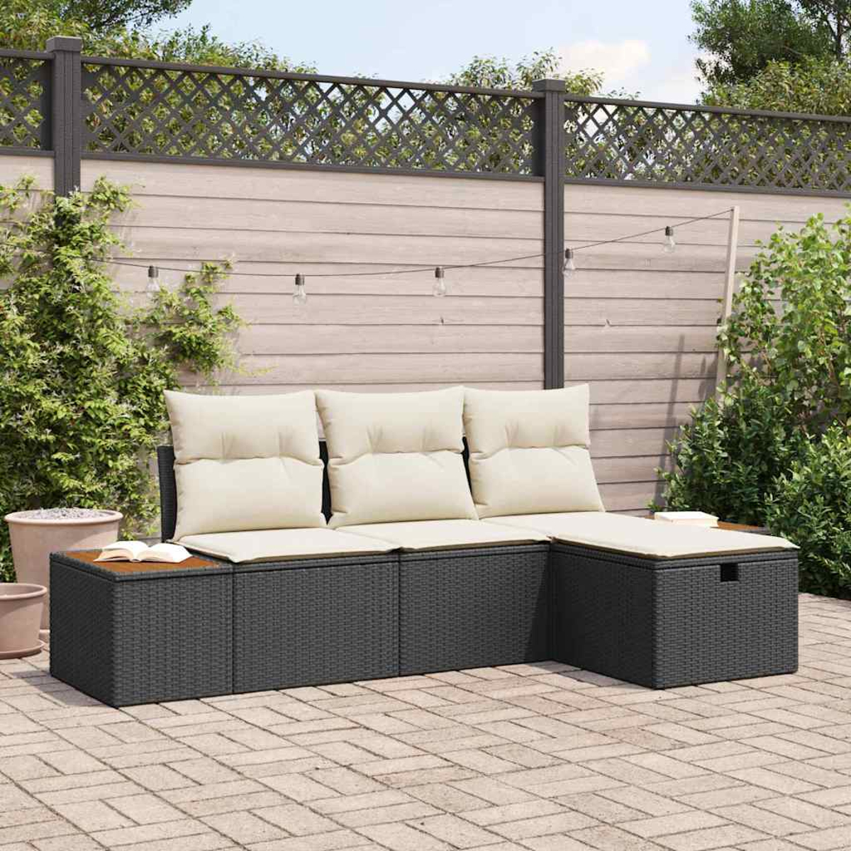 Ein Ecksofa im Freien mit beigefarbenen Kissen steht auf einer Backstein-Terrasse. Ein Holzzaun und Grünzeug sind im Hintergrund.