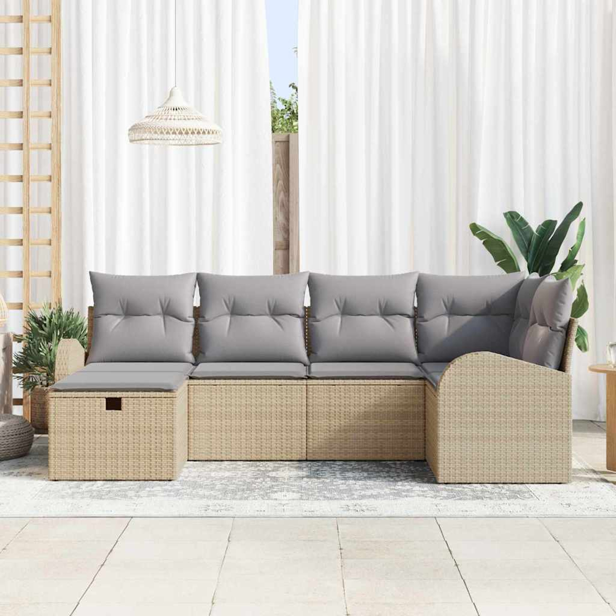 Outdoor-Ecksofa mit grauen Kissen. Dahinter weiße Vorhänge und eine Hängelampe. Rechts eine Topfpflanze.