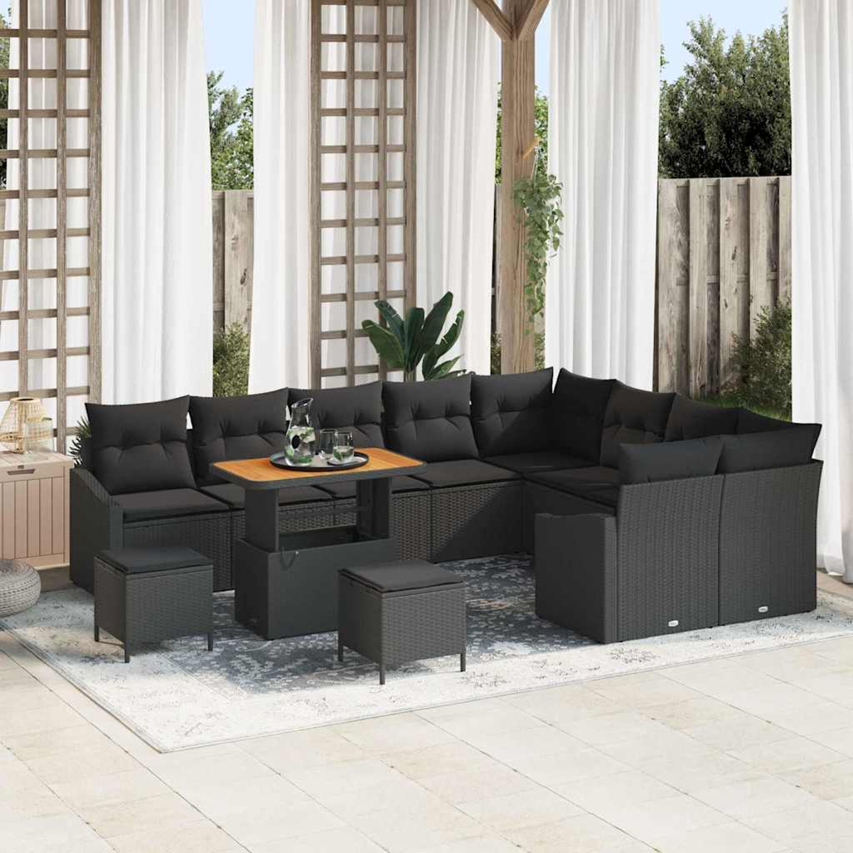 Outdoor-Ecksofa mit schwarzen Kissen und einem Holztisch. Vorhänge, Pflanzen und ein Holzgitter im Hintergrund.