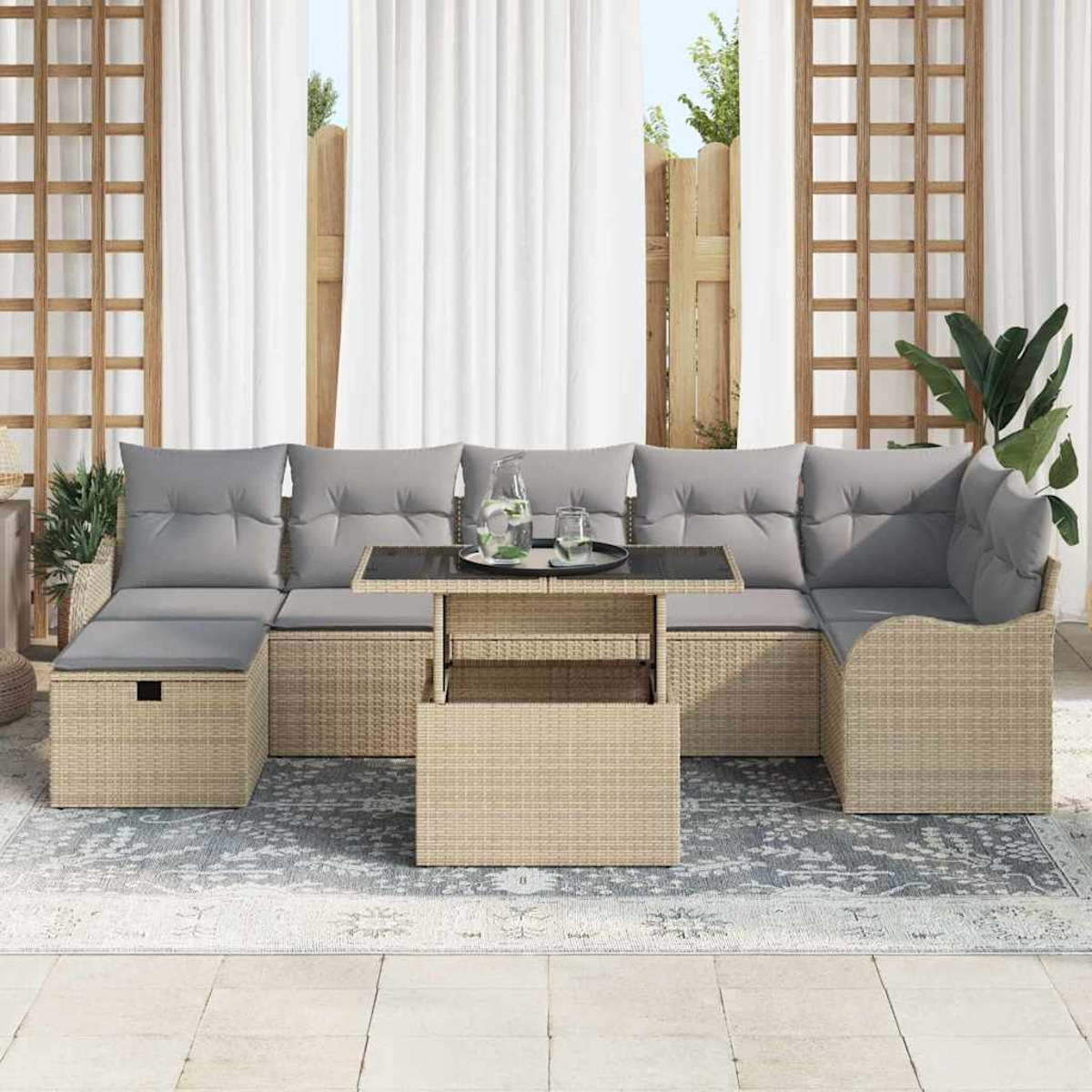 Outdoor-Ecksofa mit grauen Kissen und einem Tisch. Dahinter weiße Vorhänge, Holzzaun und eine Pflanze.