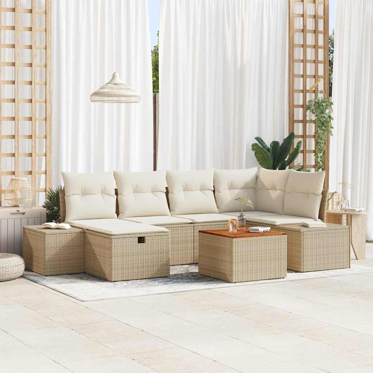Outdoor-Set mit beigefarbenem, gewebtem Ecksofa, Couchtisch und weißen Kissen. Weiße Vorhänge und Spalier im Hintergrund.