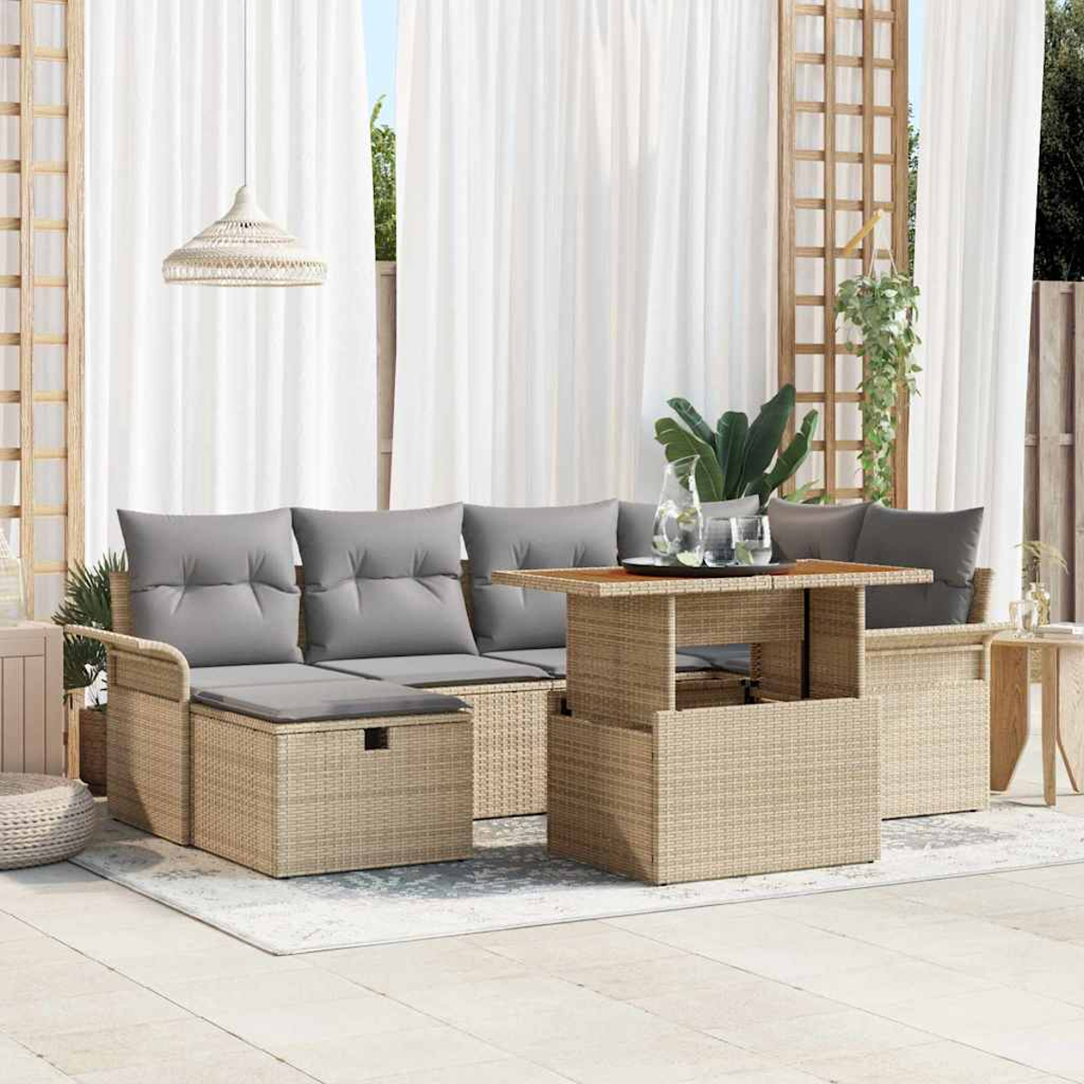 Garten-Sitzgruppe mit grauen Kissen, einem Tisch und weißen Vorhängen. Pflanzen und eine Hängelampe sind ebenfalls sichtbar.