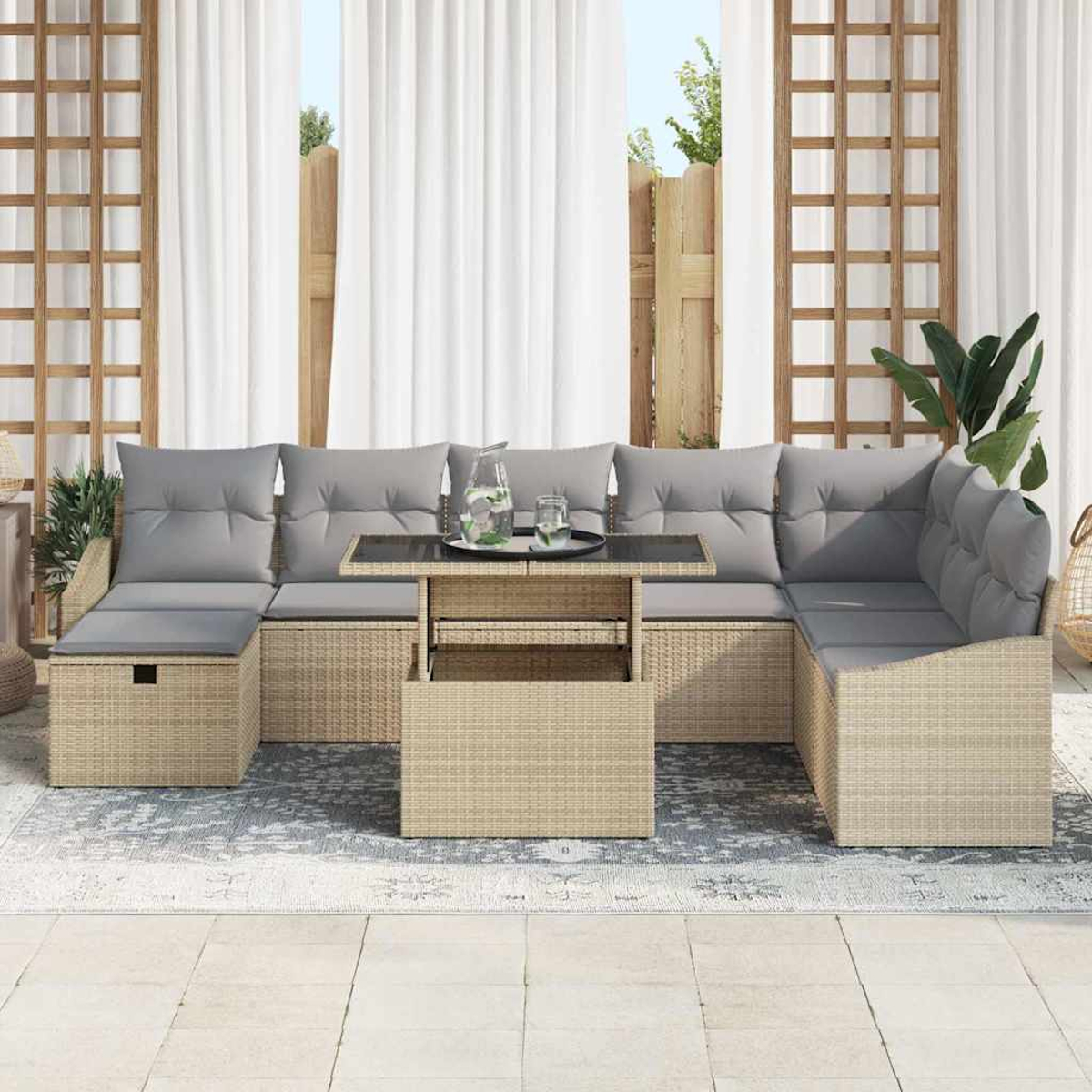 Outdoor-Ecksofa mit grauen Kissen, einem Tisch mit Hubfunktion und einem Teppich auf einer Terrasse. Hintergrund Vorhänge und Holzgitter.
