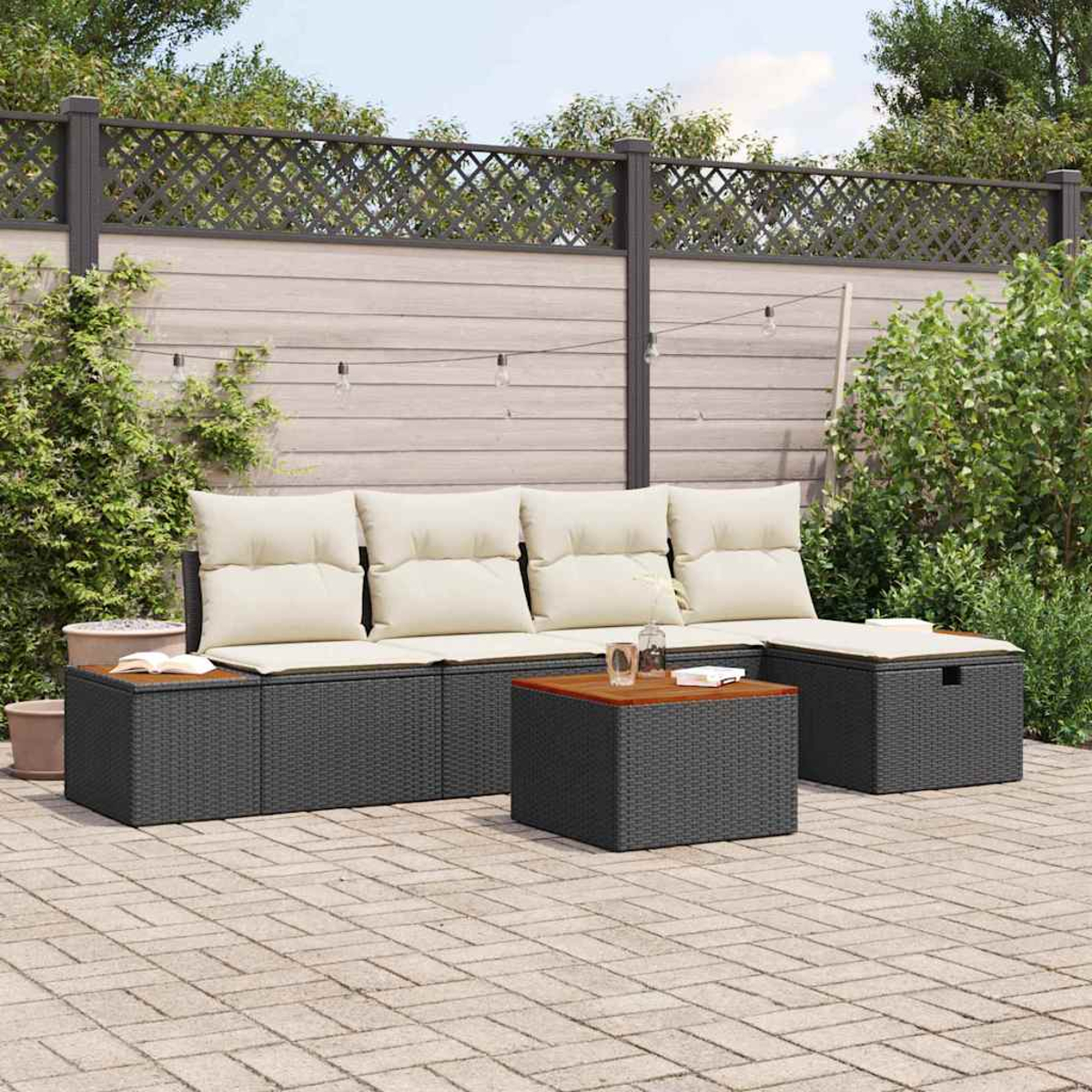 Outdoor-Ecksofa mit beigefarbenen Kissen, dunkelgrauer Webbasis und Holztisch, auf einer Terrasse mit Holzzaun.