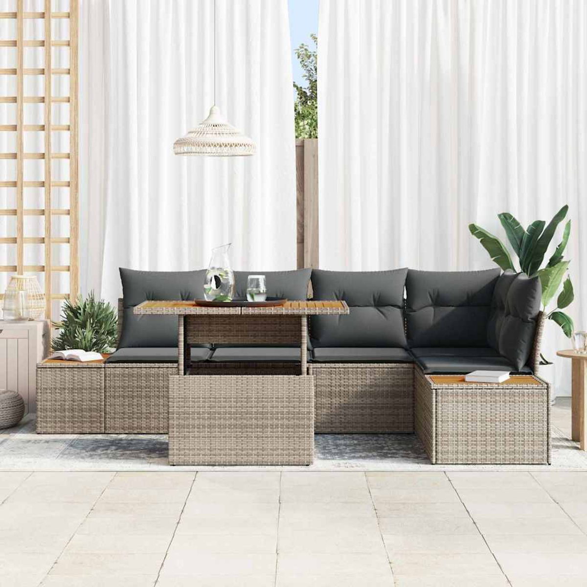 Garten-Sitzgruppe mit grauen Kissen und einem Holztisch. Weiße Vorhänge im Hintergrund. Eine Pflanze und eine Lampe sind sichtbar.