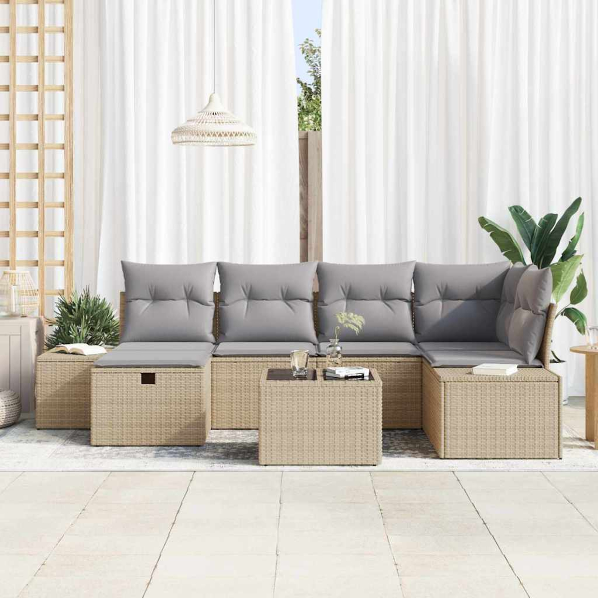 Outdoor-Ecksofa mit grauen Kissen und einem kleinen Tisch. Weiße Vorhänge, Pflanzen und eine Hängeleuchte im Hintergrund.