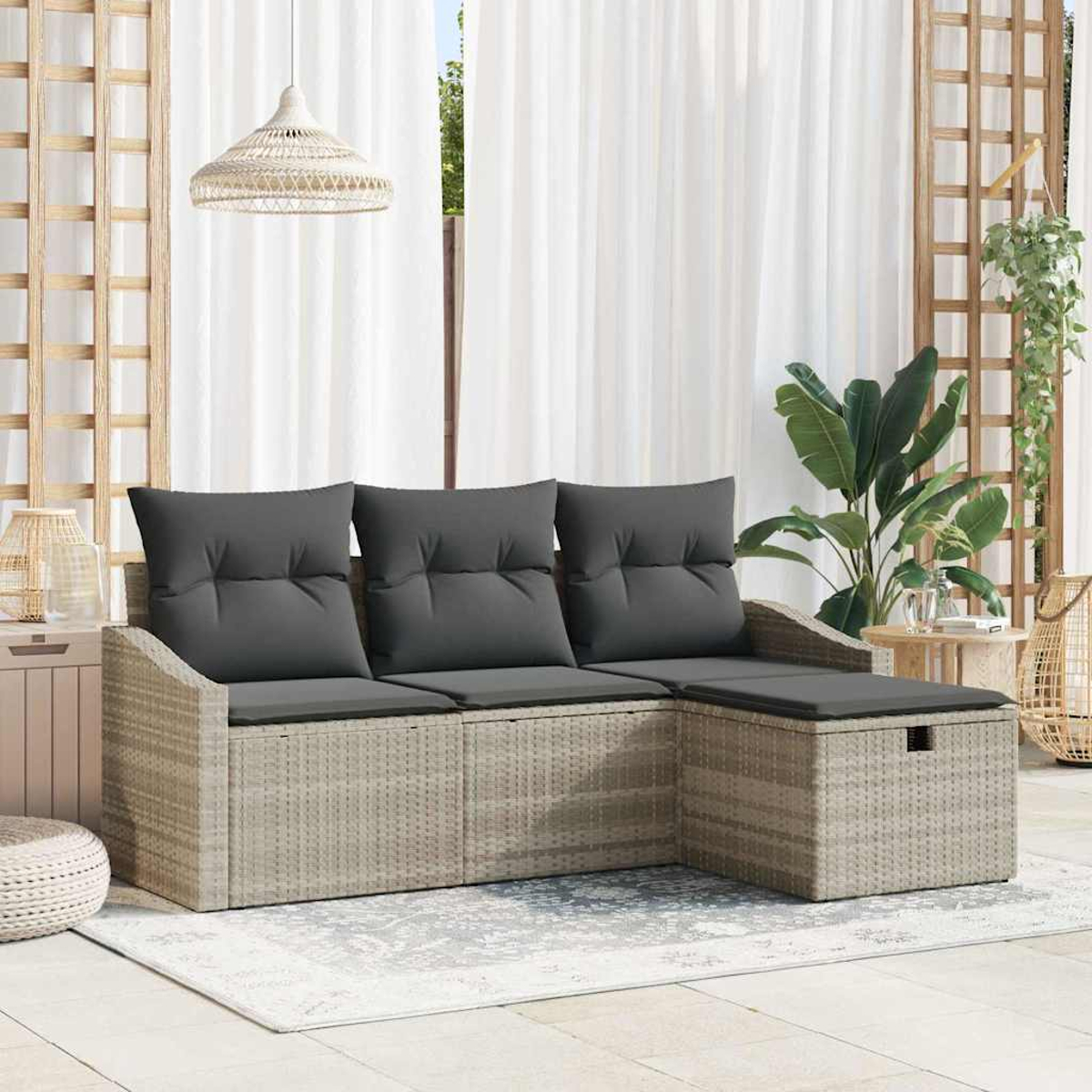 Outdoor-Ecksofa mit grauen Kissen. Inklusive Teppich, Pflanzen und Hängelampe, vor weißen Vorhängen.