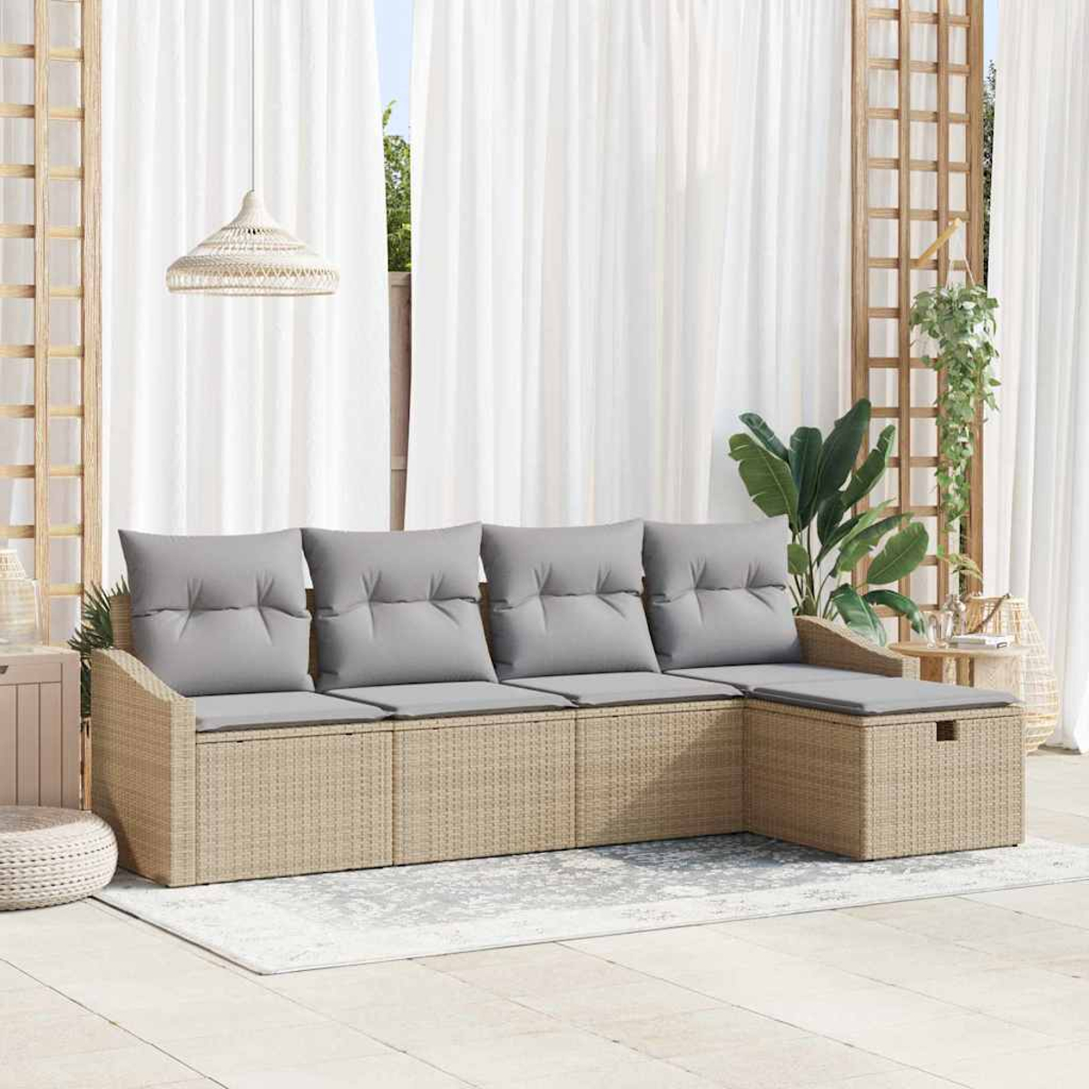 Ein Ecksofa im Freien mit grauen Kissen. Weiße Vorhänge und eine Hängelampe im Hintergrund schaffen eine gemütliche Atmosphäre.