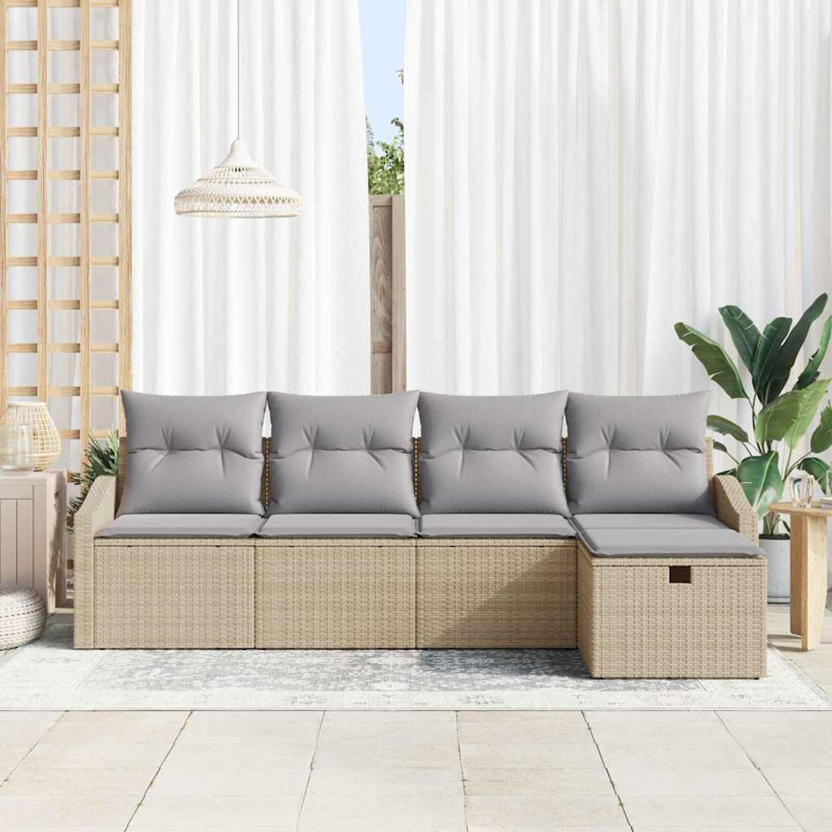 Beige Outdoor-Korbsitzgruppe mit grauen Kissen auf einer gefliesten Terrasse. Weiße Vorhänge und eine große Pflanze im Hintergrund.