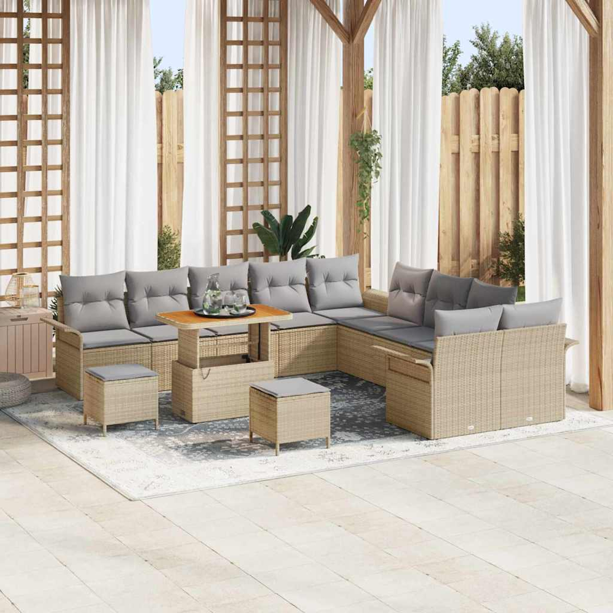 Outdoor-Sitzgruppe mit grauen Kissen. Enthält einen Tisch, Fußhocker und Vorhänge. Auf einer Terrasse mit Holzakzenten.