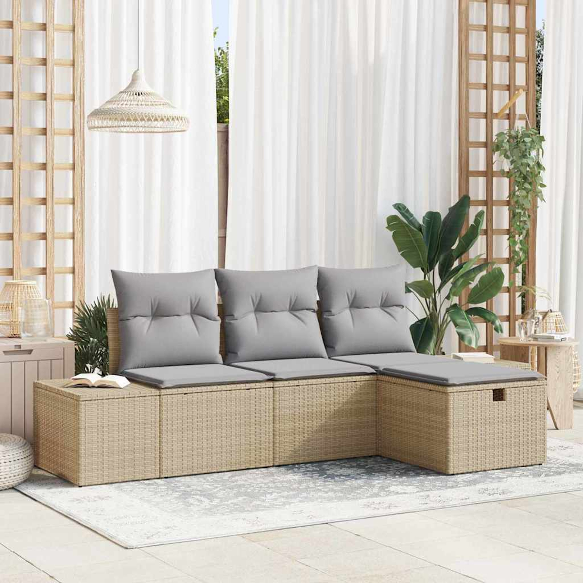 Outdoor-Sitzbereich mit beigen Möbeln, grauen Kissen und weißen Vorhängen. Pflanzen, ein Teppich und eine Hängelampe vervollständigen die Szene.