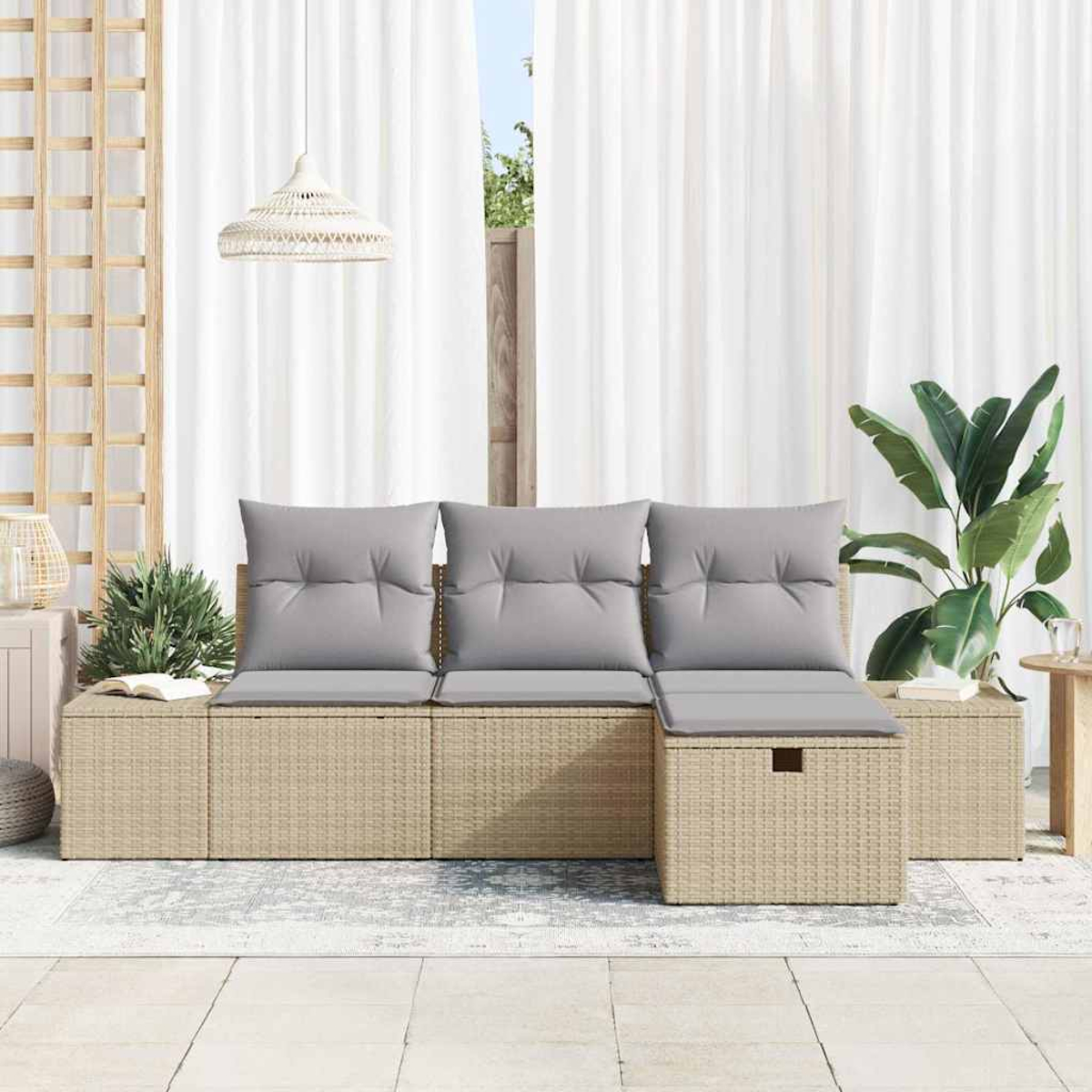 Outdoor-Sitzgelegenheit mit grauen Kissen. Beige Korbmöbel. Weiße Vorhänge und eine Pflanze im Hintergrund. Eine Hängelampe.