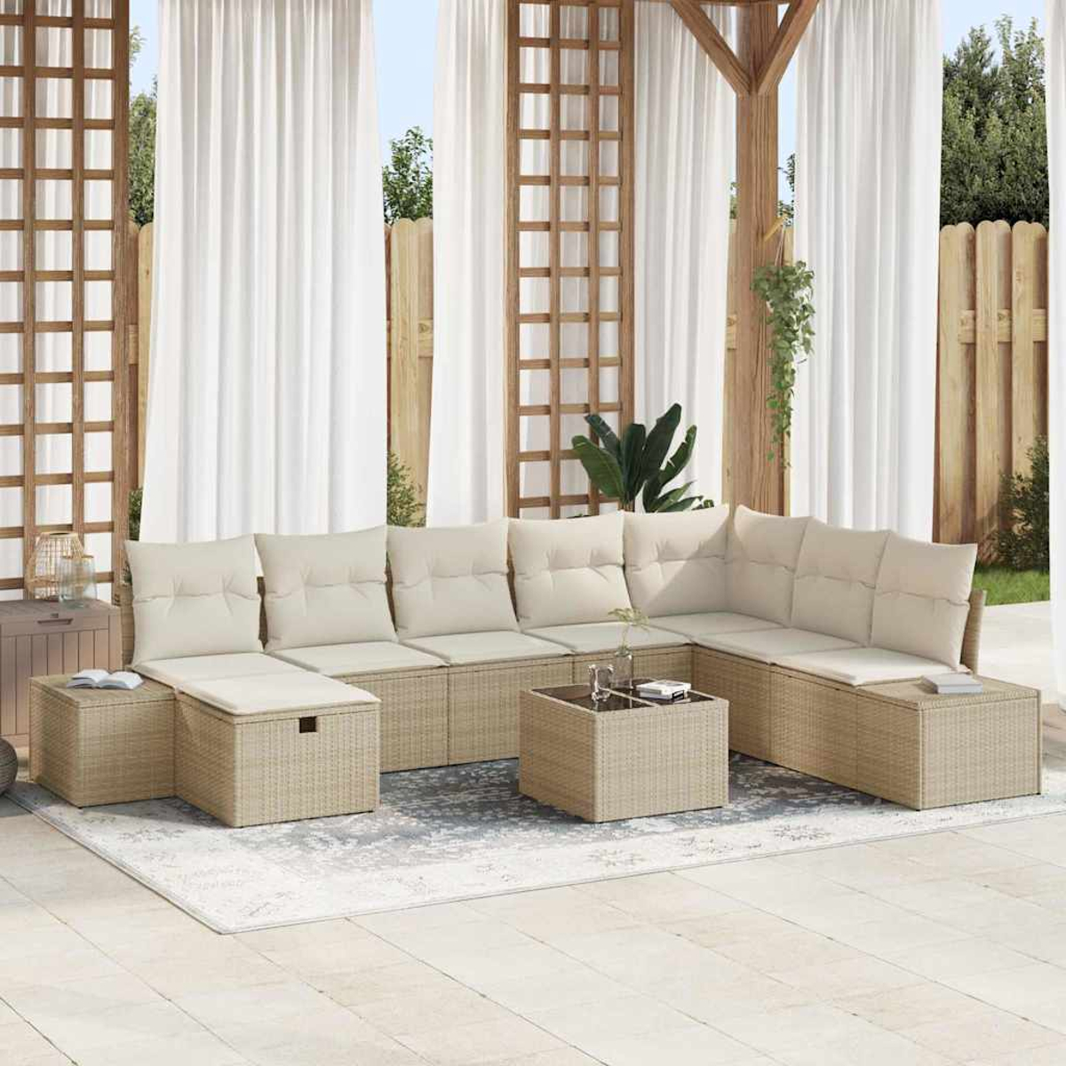 Outdoor-Ecksofa mit beigen Kissen. Enthält einen Couchtisch und einen Teppich. Weiße Vorhänge und Holzgitter im Hintergrund.
