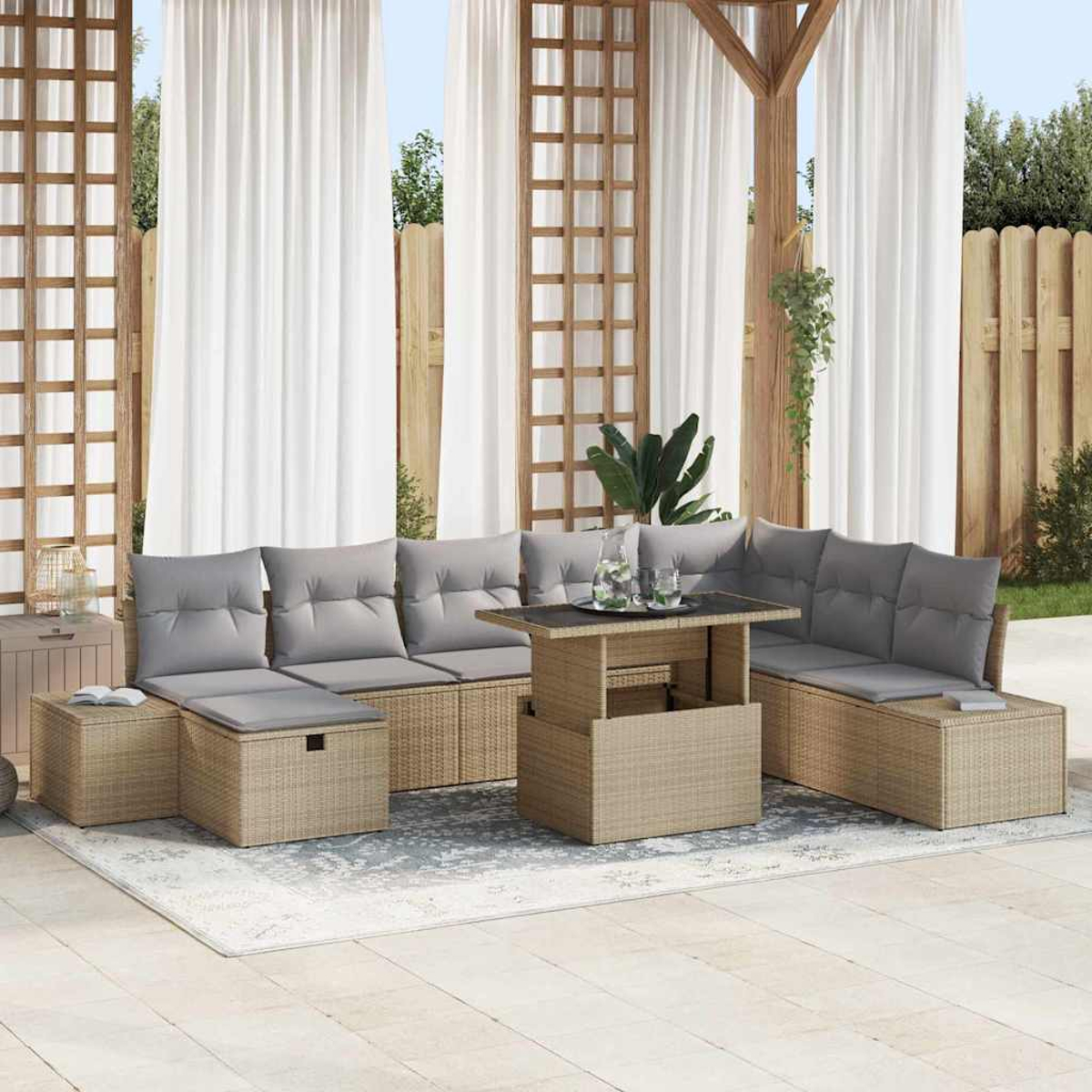 Garten-Sitzgruppe. Beige Korbmöbel mit grauen Kissen. Inklusive Tisch und Teppich auf einer Terrasse, mit Vorhängen im Hintergrund.