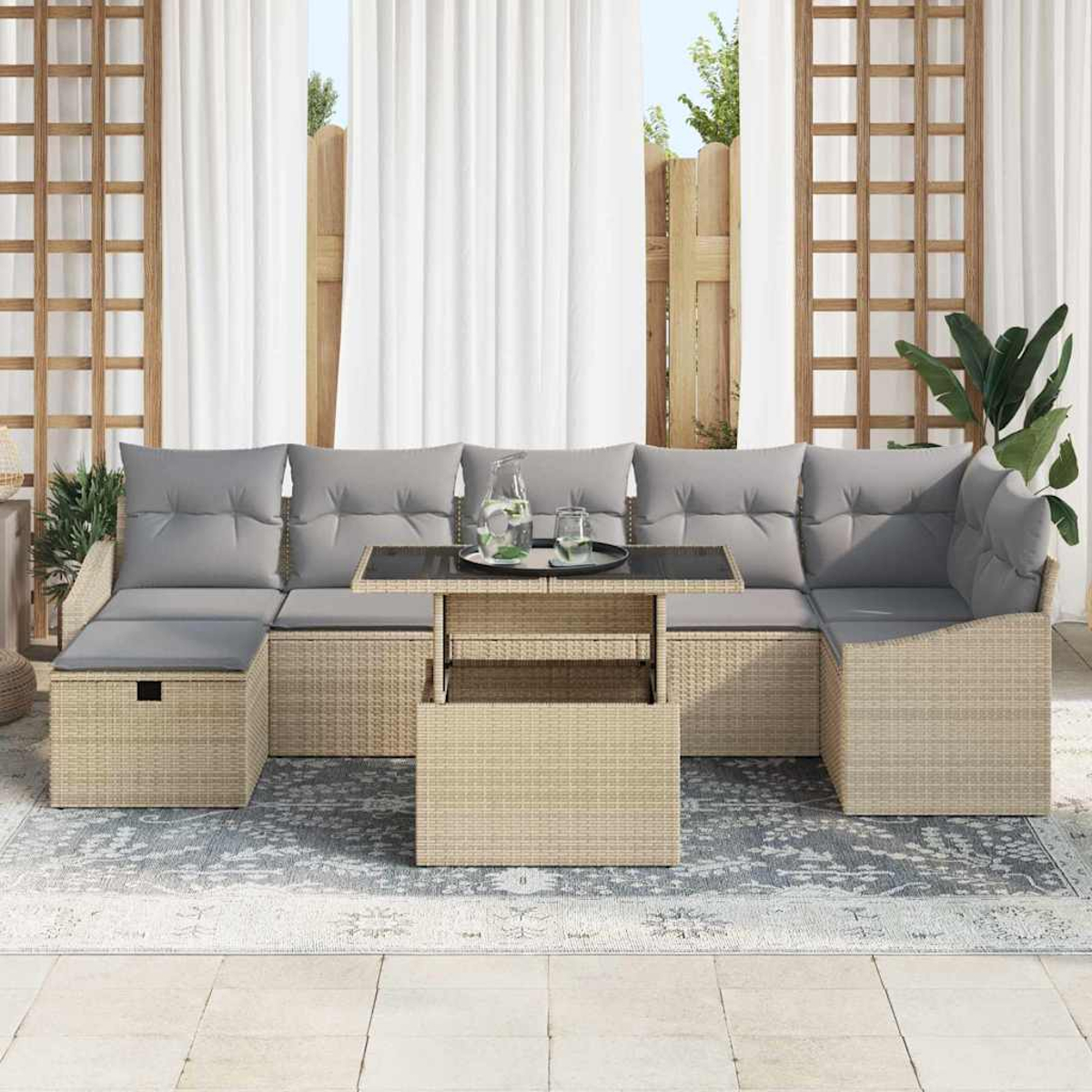 Outdoor-Ecksofa mit grauen Kissen und einem Tisch mit Getränken. Weiße Vorhänge, ein Teppich und eine Pflanze sind im Hintergrund.