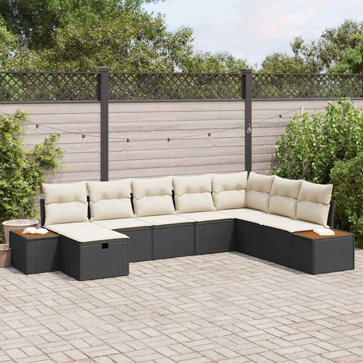 Ein Ecksofa für draußen mit beigefarbenen Kissen. Es steht auf einer Backstein-Terrasse, mit einem Holzzaun im Hintergrund.