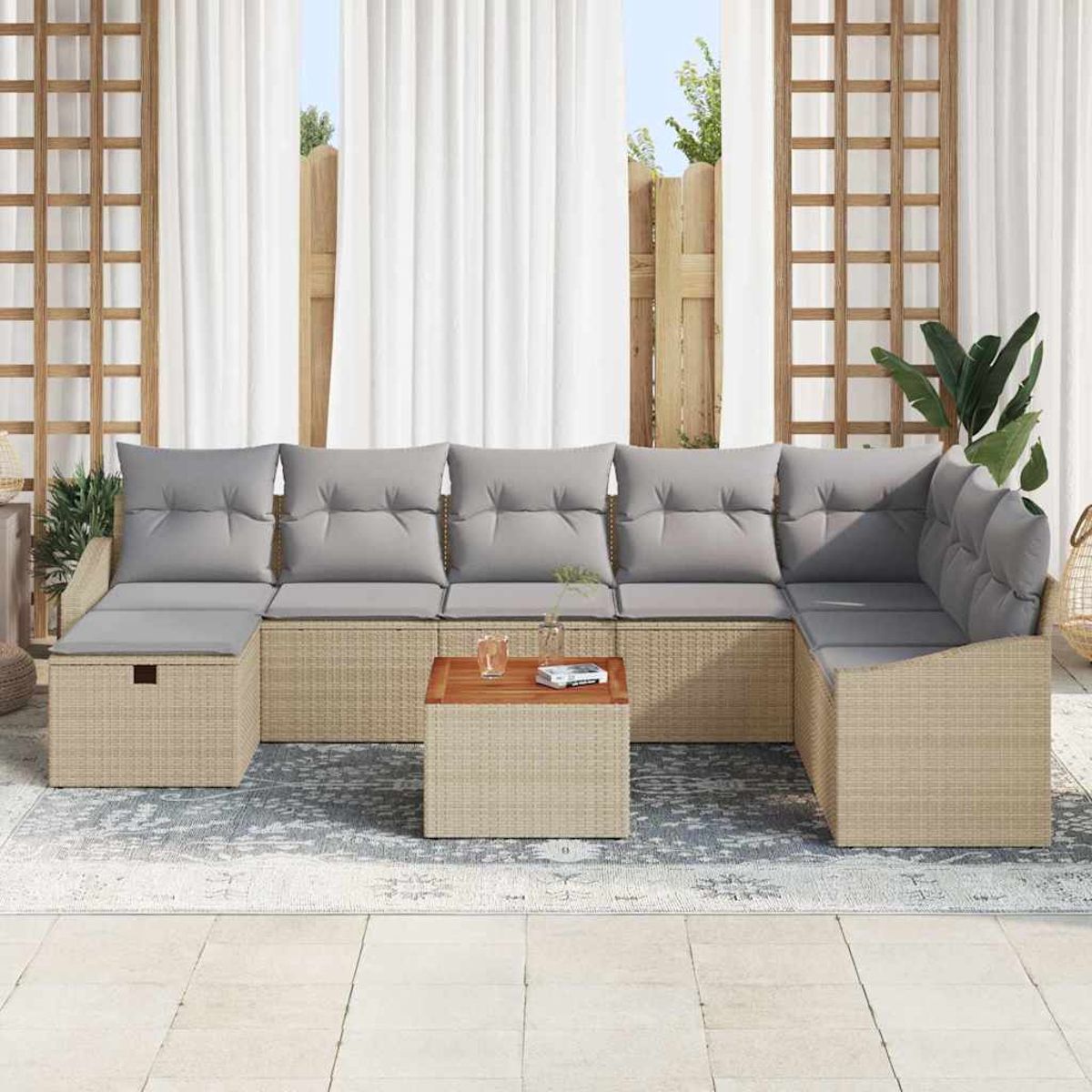 Outdoor-Ecksofa mit grauen Kissen und einem Holztisch. Weiße Vorhänge und Holzgitter im Hintergrund.
